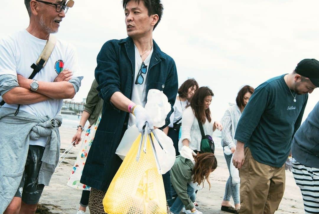 KYOHEYさんのインスタグラム写真 - (KYOHEYInstagram)「先日のchillin-GW special-で﻿ chillin BEACH CLEAN PROJECTをスタートしました！🏖🐠☀️﻿ 企画へのたくさんの賛同、ご参加、誠にありがとうございました！🙇‍♂️﻿ ﻿ chillin @chillin_music として、引き続きこのような活動を継続してまいりますので、皆様のさらなるご協力をよろしくお願い致します！😃✨🤙﻿ ﻿ #chillin #ブエチリ #BEACHCLEAN #ビーチクリーン #sea #lovesea #材木座海岸 #GREENROOMBEACHCLUB #鎌倉 #材木座」5月9日 15時48分 - kyohey5
