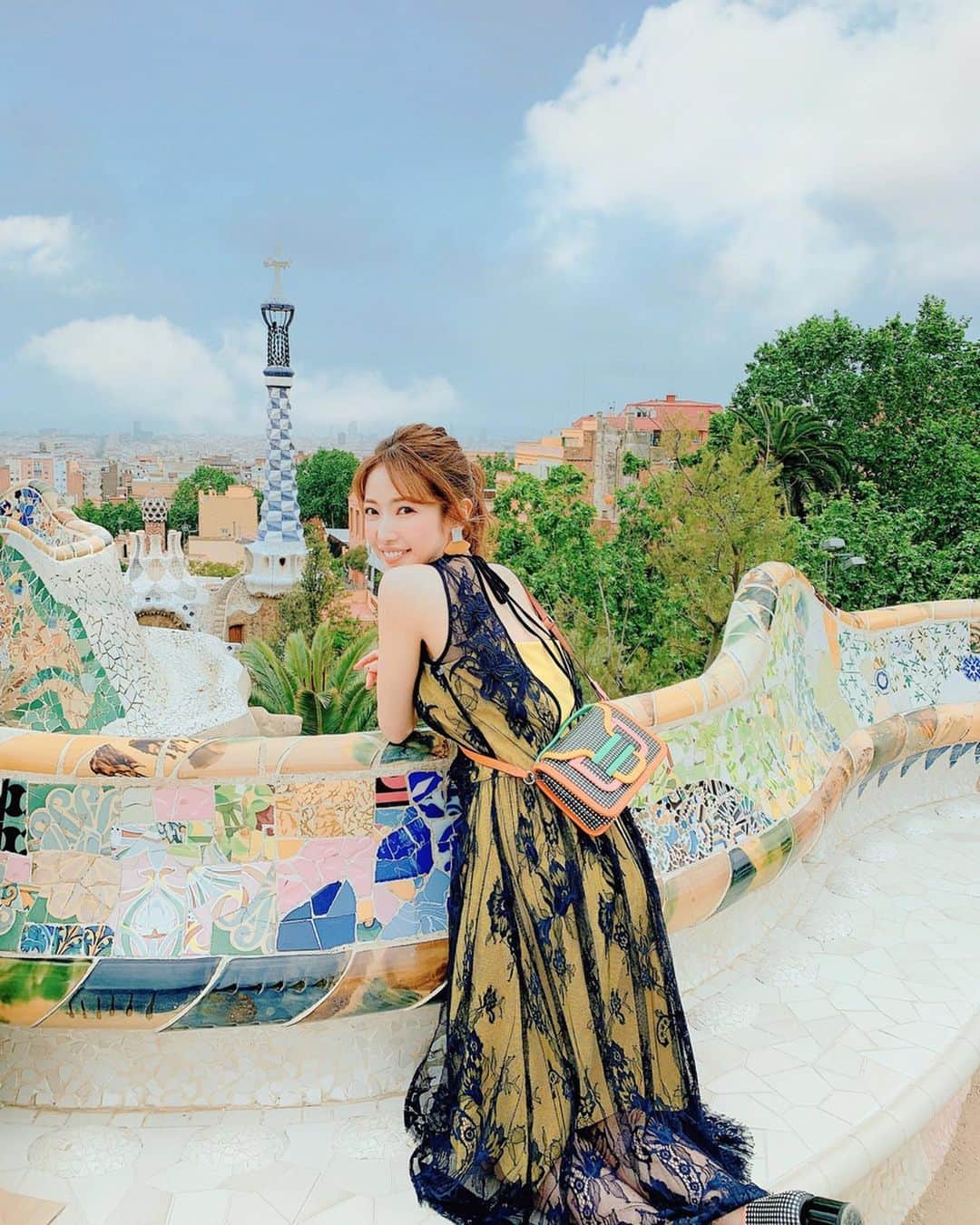 舟山久美子（くみっきー）さんのインスタグラム写真 - (舟山久美子（くみっきー）Instagram)「グエル公園✨ ガウディの建造物は見てるとワクワクします😉🍊 父が建築家なので建物や空間を見るのが子供の頃から大好きなんです。  はぁ。載せたい投稿がありすぎて🥺  洋服はバルセロナカラー的な…💛 #スペイン #スペイン旅行 #バルセロナ #グエル公園 #ガウディ建築」5月9日 15時49分 - kumikofunayama