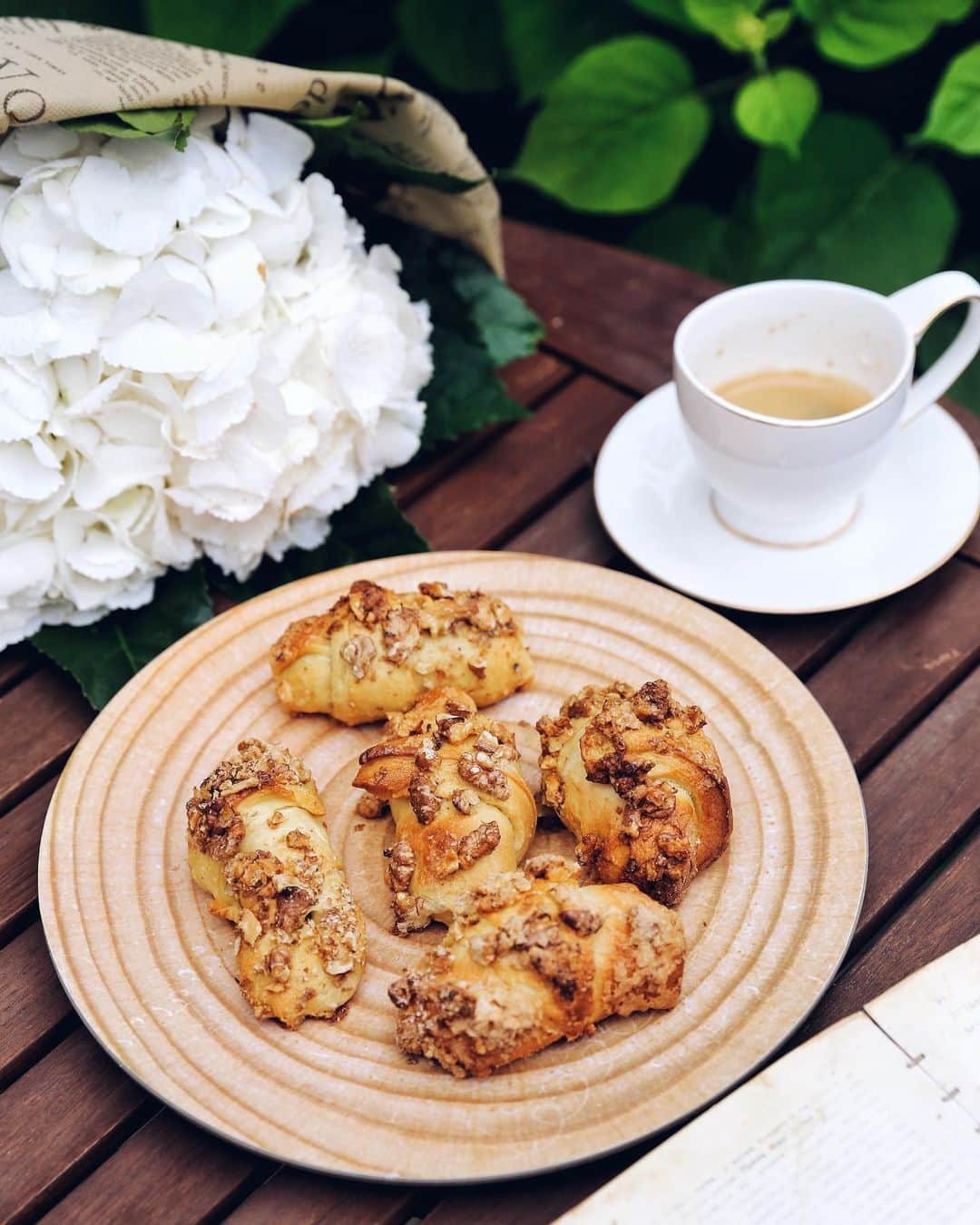 ツベタナ・ピロンコバさんのインスタグラム写真 - (ツベタナ・ピロンコバInstagram)「Good Morning! ☀️☀️☀️ My mom makes the most delicious Easter croissants! ❤️❤️❤️ #gm #breakfast #mamamade」5月9日 15時53分 - tpironkova