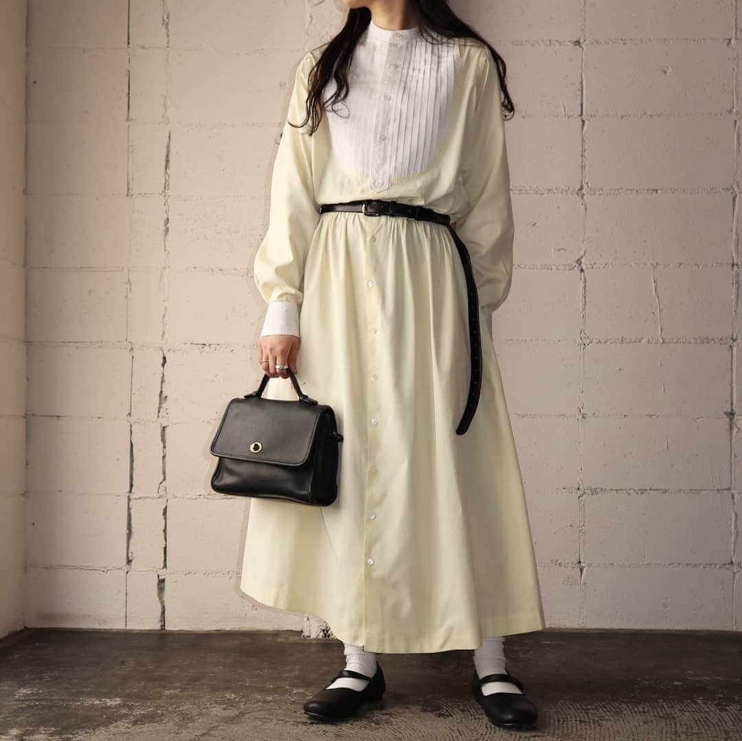 吉祥寺 古着屋 Orfeoのインスタグラム：「Pleated Bosom Shirt Dress  #orfeo #kichijoji #tokyo #vintage #used #fashion #coordinate #outfits  掲載商品のお問い合わせはメールにて承っております。コメント、DMでのお問い合わせは受け付けておりませんのでご了承ください。」