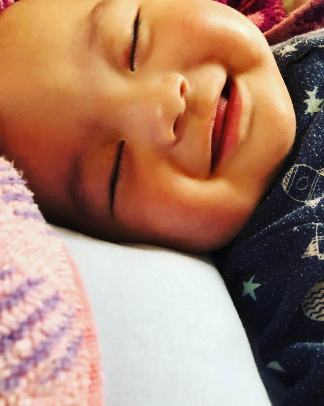 岡田義徳さんのインスタグラム写真 - (岡田義徳Instagram)「我が子の寝顔シリーズ  一緒に寝ていて、我が子より先に目が覚め、頭を撫でてやると、 ニカーって。ニカーって。 面白くてパシャり。 そして、とある授乳室での妻と子のミルクタイム。 こうした、なんでもない景色というか、何というか、 それが毎日幸せをくれたりします。  そして本日25時より、電影少女です！  #岡田義徳 #我が子寝顔シリーズ #電影少女 #山下美月 #萩原利久  #ビデオガール  #岡田義徳 #」5月9日 16時03分 - yoshinori_okada_44