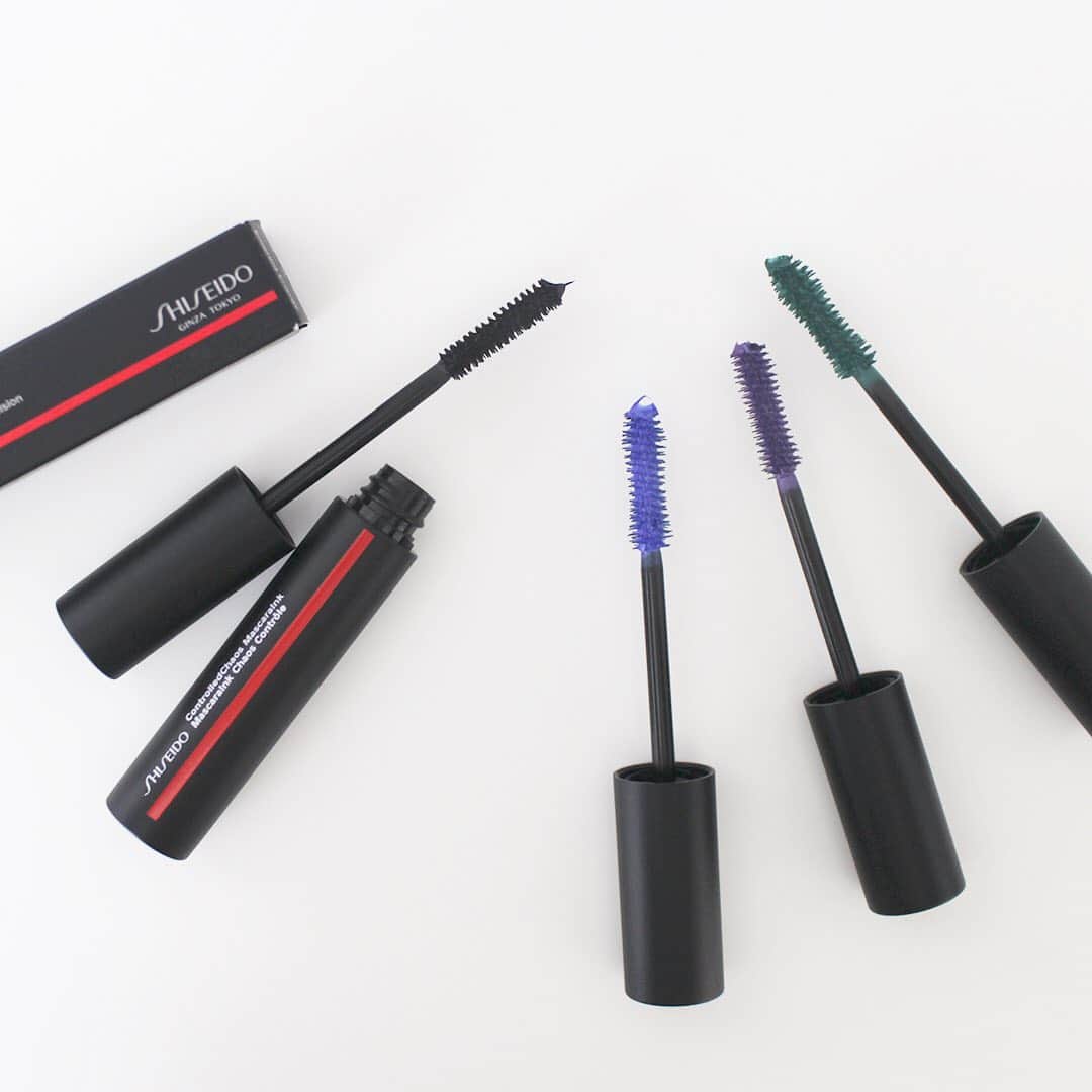 のインスタグラム：「「SHISEIDO」から、夏のトレンドメイクを実現するカラーアイテムが登場。 ・ 今年の夏の目もとは、深みのある発色のマスカラで印象的に。 「SHISEIDO コントロールカオス マスカラインク」は、つけていないような軽いつけ心地で、濃く、太く、インパクトのあるまつ毛へ。 革新的なブラシと独自成分が、まつ毛にボリュームを与えながら1本1本セパレート。 インクのように深みのある発色で、存在感のある目もとを叶えます。 ロングウェア処方&ポリマー処方で、にじみに強く美しさをキープ。美しさが長持ちします。 全4色。  左から、01 Black Pulse、02 Sapphire Spark、03 Violet Vibe、04 Emerald Energy。  #資生堂 #shiseido #shiseidothestore #コントロールカオスマスカラインク #マスカラ #mascara #カラーマスカラ #メイクアップ #makeup」
