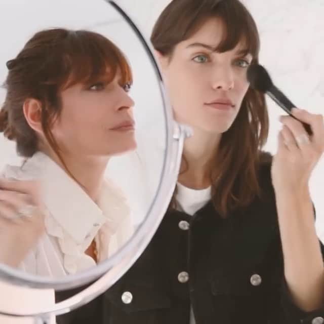 カロリーヌ・ド・メグレのインスタグラム：「Part 2/ Adapt the makeup from the #ChanelCruise show 2019/20 by @luciapicaofficial on you, at home. That’s what we did here with singer @charlottecardin  List of products on: @chanel.beauty #FromTheShowToYourHome #cdmvideo #cdmblp Music @yarolpoupaud #bonustracksrecords #cdmproduction」