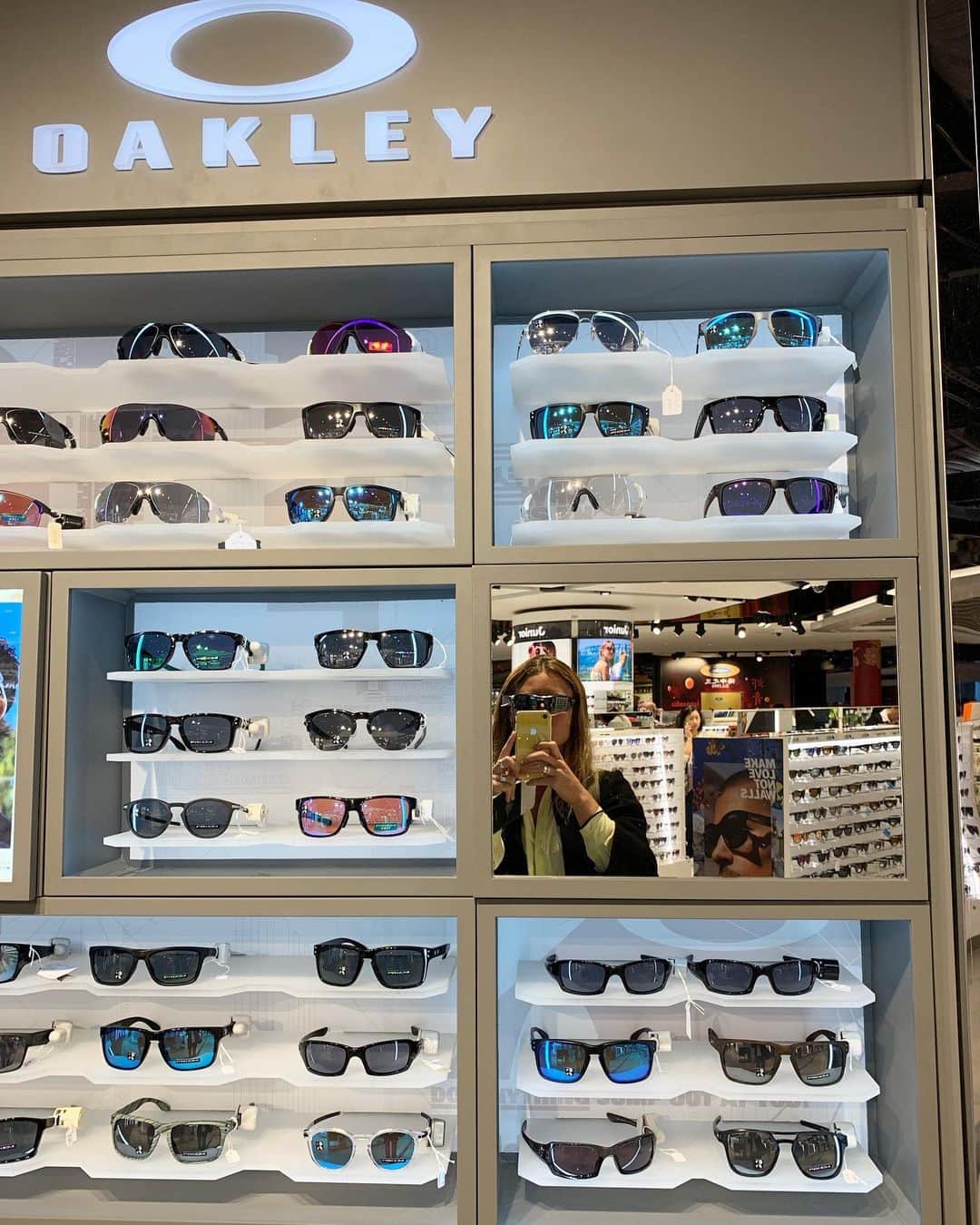 ニッキ・バン ダイクのインスタグラム：「I see speed @oakley #OakleyPrizm #OneObsession 💀💀💀💀」