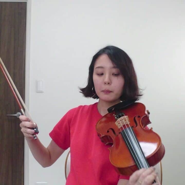のインスタグラム：「. . ※音注意です※下手くそも含め✨ . . リペア帰宅、なんて弾きやすい😳 ごめんなさい、ボロボロにして… . ヴァイオリンの習い事についてちらほらDM頂いたのですが、娘は習っておりません。 . 私は、3歳から始めて15歳まで。 . 現在29歳。一周回って振り出しに…いやマイナススタートになってこのありさま✨ . ヴァイオリンの買い替えの話ですが、小さいころから始めると体の成長に合わせてヴァイオリンも大きく買い替える必要があるのです💡 . 私は最低、4回は買い替えたのでは…今日ちびっこサイズ見てきたのですが一番小さいサイズで3万ほどみたいです。 . 習い事としておすすめかどうか聞かれると…私は好きでしたよ～☺ . あ、とにかく男の子はものすごくかっこいい印象！ . キッズオーケストラレッスンの日に、お教室のお兄ちゃんたちが制服姿で、テニスラケットとヴァイオリン抱えてレッスン来ていた姿が王子様みたいで、正直学校のスポーツ男子たちが霞んで見えました。 . チェロのお兄ちゃんたちも本当にイケメンだった。 . . 結果、熱く語る弦楽器男子は見た目5割増し説。アホですみません😂 . . #バイオリン #ヴァイオリン #女の子ママ #ママライフ」
