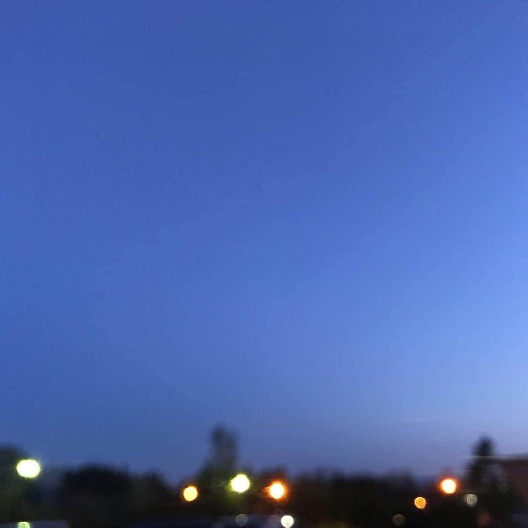 工藤舞のインスタグラム：「北海道の日没の空  あまりにも青が綺麗で撮ってしまった。  都会ってこんな空きれいだったかな？  東京にいると空を見上げることもほとんどない。 見上げてもそこに見えるのはビルの隙間から見える四角い空☆  #空#北海道#夕焼け#帰省#田舎#綺麗な空」