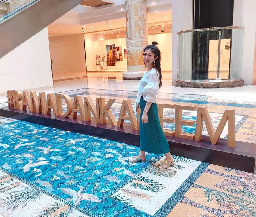 名越涼子さんのインスタグラム写真 - (名越涼子Instagram)「🇦🇪 ・ 旅行中に始まった  #ラマダン #ramadan #ramadan_kareem ・ １ヶ月間に渡って行われる イスラム教の断食の行事。  飲食を断つのは 日の出から日没まで。  なので 日中のショッピングモールにはほぼ人がいない。  カフェやレストランには幕がはられ オープンスペースにあるご飯屋さんは軒並みお休み。  ちなみに、幕の内側では絶賛営業中（笑） 食べてええんかーい。 ・ ・ とはいえ、観光客も 日中は公共の場で見えるようにご飯を食べるのは 自粛するよう促される。 ・ 幕がはられたちょっぴり薄暗い店内で チアシードパフェをいただきました🙏 （しかもヴィーガン❣️） ・ ・ ・  こんな貴重な経験ができるのも 旅ならでは🚶‍♀️ ・ ・ ・  一一一一一一一一一一一一一一一一一一一一一一一一一一一一 #ドバイ#ドバイ旅#旅#trip#dubai#dubai🇦🇪#旅行コーデ#旅行好きな人と繋がりたい#旅好き#ショッピングモール#shopping#shoppingmall#wafi#断食#行事」5月9日 16時35分 - nagoshi_ryo