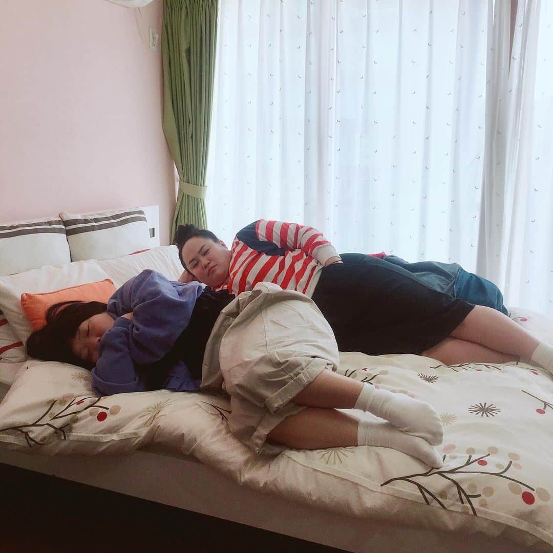 のインスタグラム：「こんちわー！ スタイリストでしっ！！ いよいよ今週末ですね！ おかずクラブさん単独ライブ 「西都市特命大使」 今回は衣裳での参加がないので、私も友達と客席で楽しませてもらいます！！！ みんなもちろん来ます…よね…？ チケット…もう買ってます…よね？ 毎日テレビの収録終わってから、遅くまで稽古してるみたいなんで、ぜひ一緒に行きましょーー！ ∞ホールですよ！ 渋谷なんで、お買い物の合間とかに見れちゃいますよ！  写真は全然関係ないけど、ある日の収録の合間に爆睡してる2人💤 #おかずクラブ #okazugram  #単独ライブ #西都市特命大使 #来る人ぷちょへぇーんざ🙌🙌🙌」