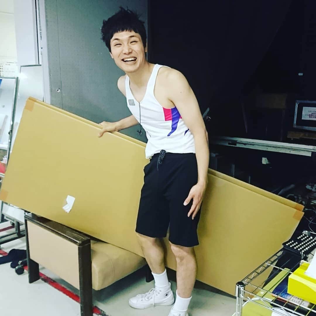 のインスタグラム：「ルミネ劇場でもう中学生発見♪今日もダンボール♪ダンボールを持ち運んでいるので、腕の筋肉がついているのです♪  #もう中学生 #ダンボール #ルミネ劇場 #ルミネtheよしもと #ネタ #レギュラー松本 #あるある探検隊」