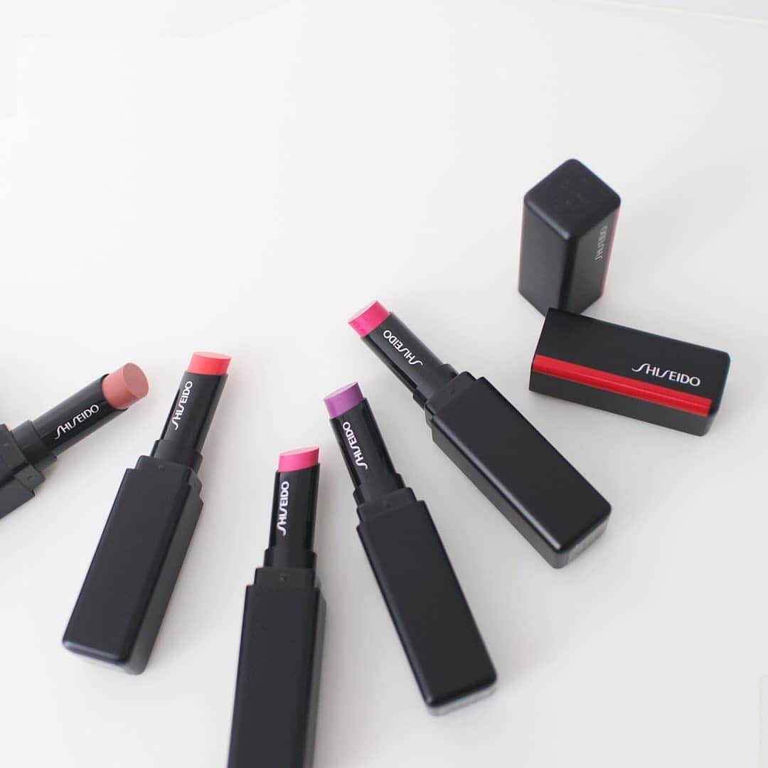 のインスタグラム：「「SHISEIDO」から、夏のトレンドメイクを実現するカラーアイテムが登場。 ・ 先ほどはマスカラをご紹介しましたが、リップはつやっぽく、クリアでポップな色がおすすめ。 重力を忘れるかのような軽やかさと、とろけるような感触のリップスティック「SHISEIDO カラージェル リップバーム」にも、夏のメイクに映えるクリアでポップな新色登場。 とろけるようなつけ心地で夏を鮮やかに彩ります。  左から、111 Bamboo、112 Tiger Lily、113 Sakura、114 Lilac、115 Azalea。  #資生堂 #shiseido #shiseidothestore #カラージェルリップバーム #口紅 #lipstick #メイクアップ #makeup」