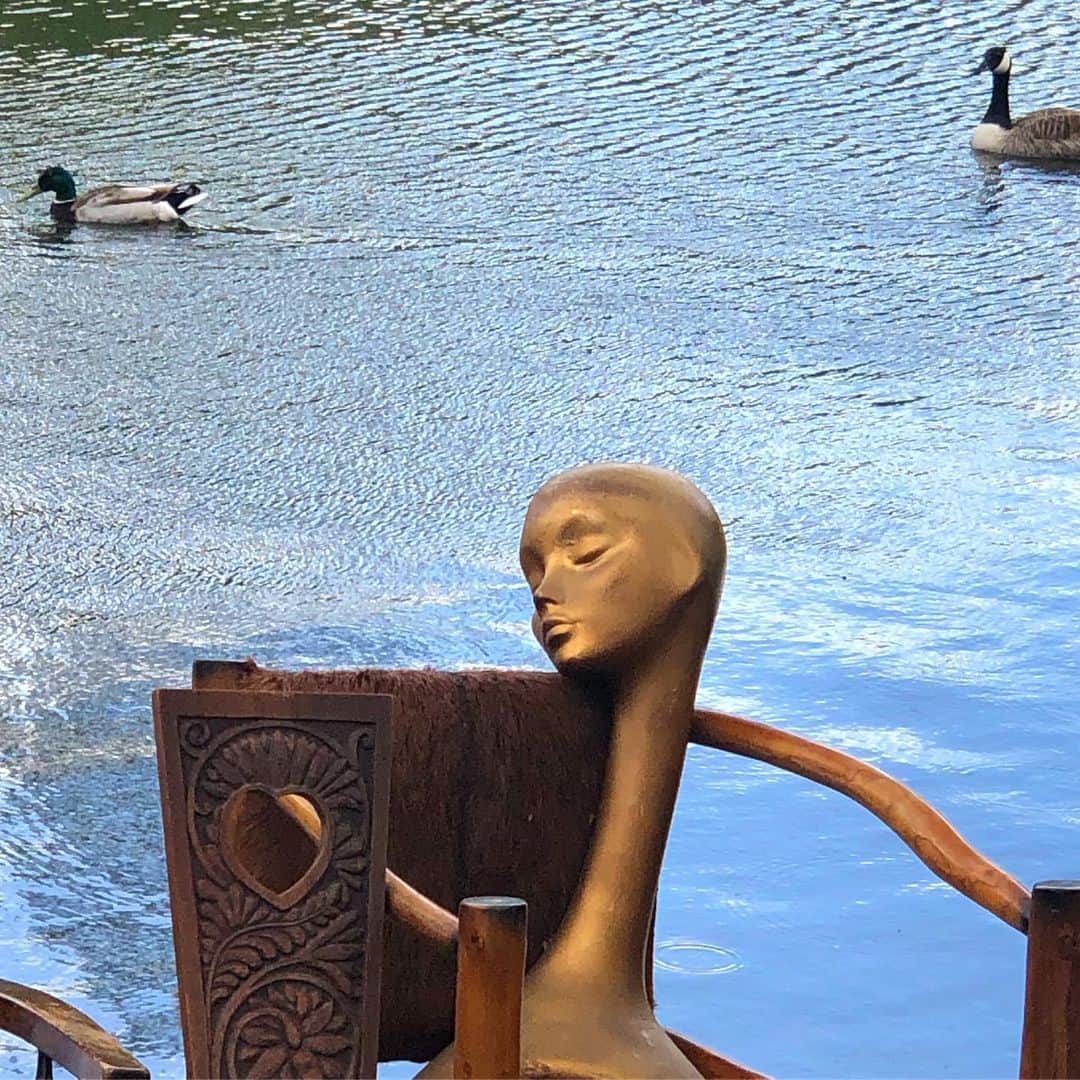 布袋寅泰さんのインスタグラム写真 - (布袋寅泰Instagram)「湖畔のアンティークマーケット。水面のせせらぎが聞こえてきそう。Antique market by the pond #london #antique」5月9日 16時31分 - hotei_official