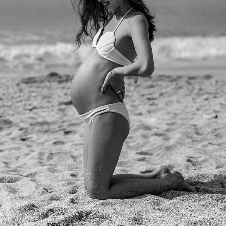 -LIFE IS FUN-さんのインスタグラム写真 - (-LIFE IS FUN-Instagram)「. 善太の時と同じ衣装で🐚🕊 #善太のいる生活 #ゆるりとした生活 #マタニティ #family  #familyphoto #maternity #maternityphoto #pregnant」5月9日 16時33分 - kiyoko1207