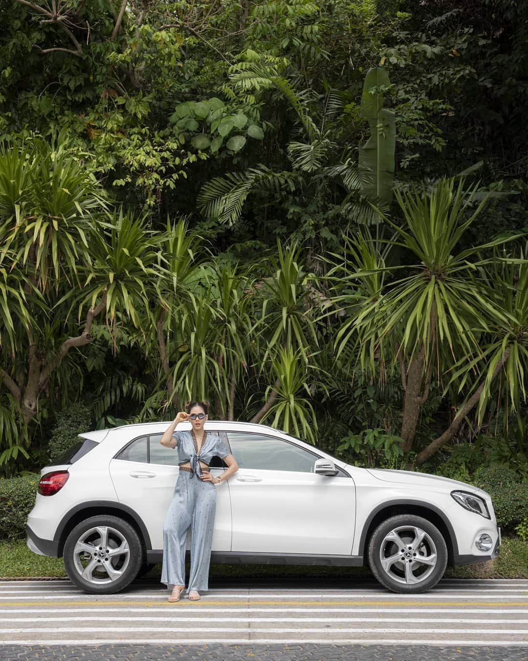 Araya Alberta Hargateさんのインスタグラム写真 - (Araya Alberta HargateInstagram)「Tropical state of mind 💭🌴 #MercedesBenz #GLA #MercedesBenzThailand #MBChom #MBStarShot」5月9日 16時44分 - chomismaterialgirl