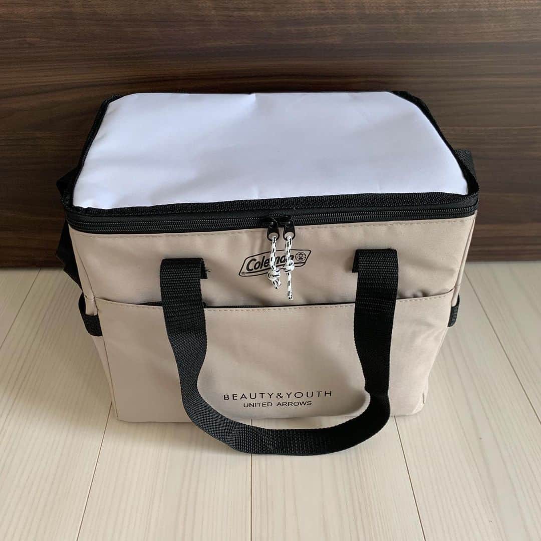 ryuu79hinaのインスタグラム：「#newin ・ ・ 再入荷でやっとGET⤴︎︎︎ BEAUTY&YOUTH UNITEDARROWS コールマンの新型クーラーボックス ・ ・ ソフトクーラーは、使用しない時は折りたたむこともできるから収納にも便利だね🐼◎ ・ ・ カジュアルな感じとカラーが可愛い‪❤︎‬‪ グレーに近いダスティベージュ ・ ・ 500MLペットボトル14本収納可能☝︎ ・ ・ これからサッカーや海でヘビロテ間違いないなぁ。」