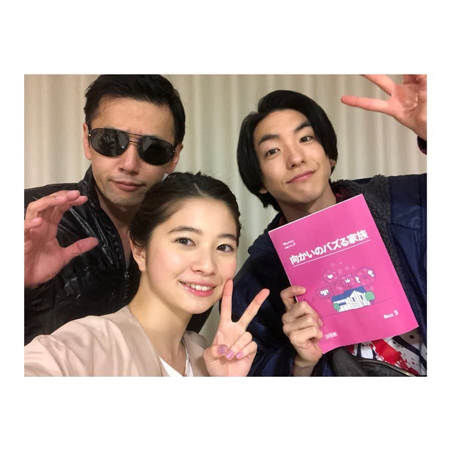 桜田ひよりさんのインスタグラム写真 - (桜田ひよりInstagram)「向かいのバズる家族、今夜6話放送です！  お見逃しなく！  そして、この写真。。。 久しぶりの再会でした。  大浦さんは変わらず優しくて、 公輝さんはなぜか 「これからは先輩と呼んで☺︎」 って言われたので、先輩と呼ばせていただきます。笑  #ワイルドヒーローズ #で共演 #大浦龍宇一 さんと #前田公輝 さん」5月9日 16時37分 - hiyori_sakurada_official