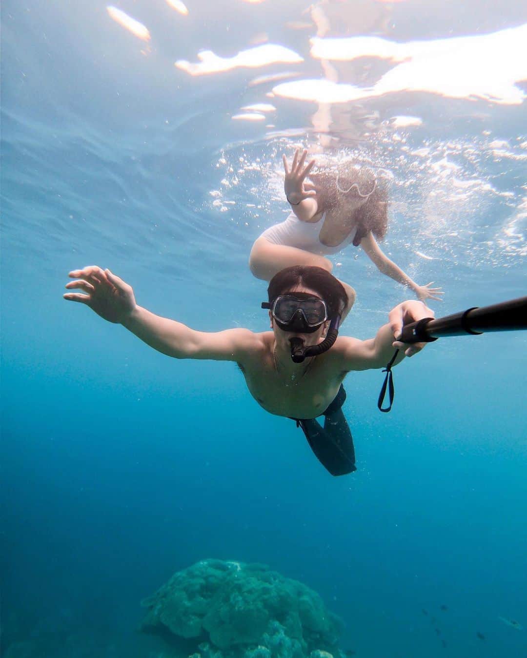 GoProさんのインスタグラム写真 - (GoProInstagram)「水中サーフィン？🏄‍♀️ #TripOn 📷 @airibirz ・ ・ ・ #GoPro #GoProJP #GoProTravelJapan #GoProのある生活 #スキューバ #ダイビング #サーフィン」5月9日 16時42分 - goprojp