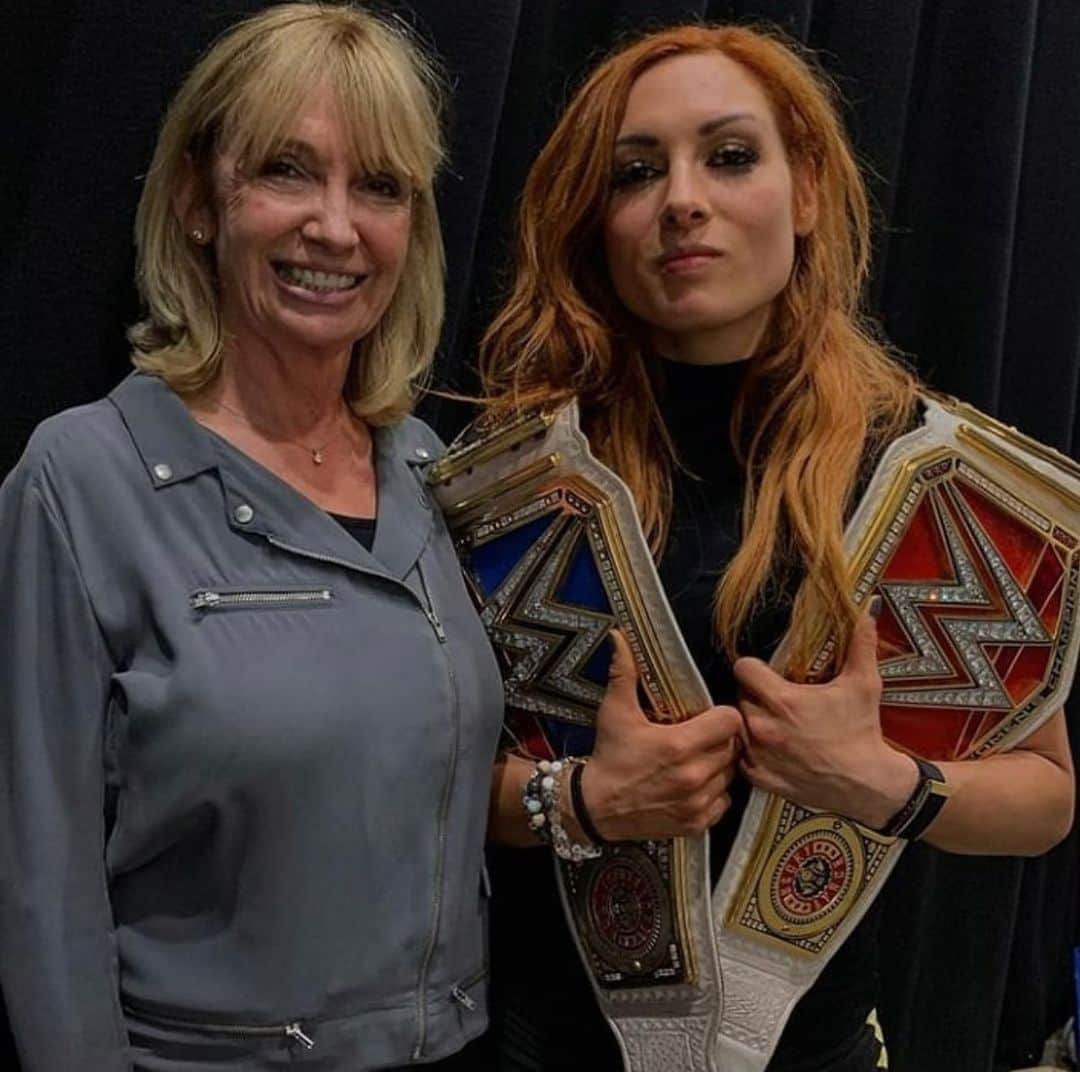レベッカ・ノックスのインスタグラム：「The Ma and The Man. #wwebelfast」