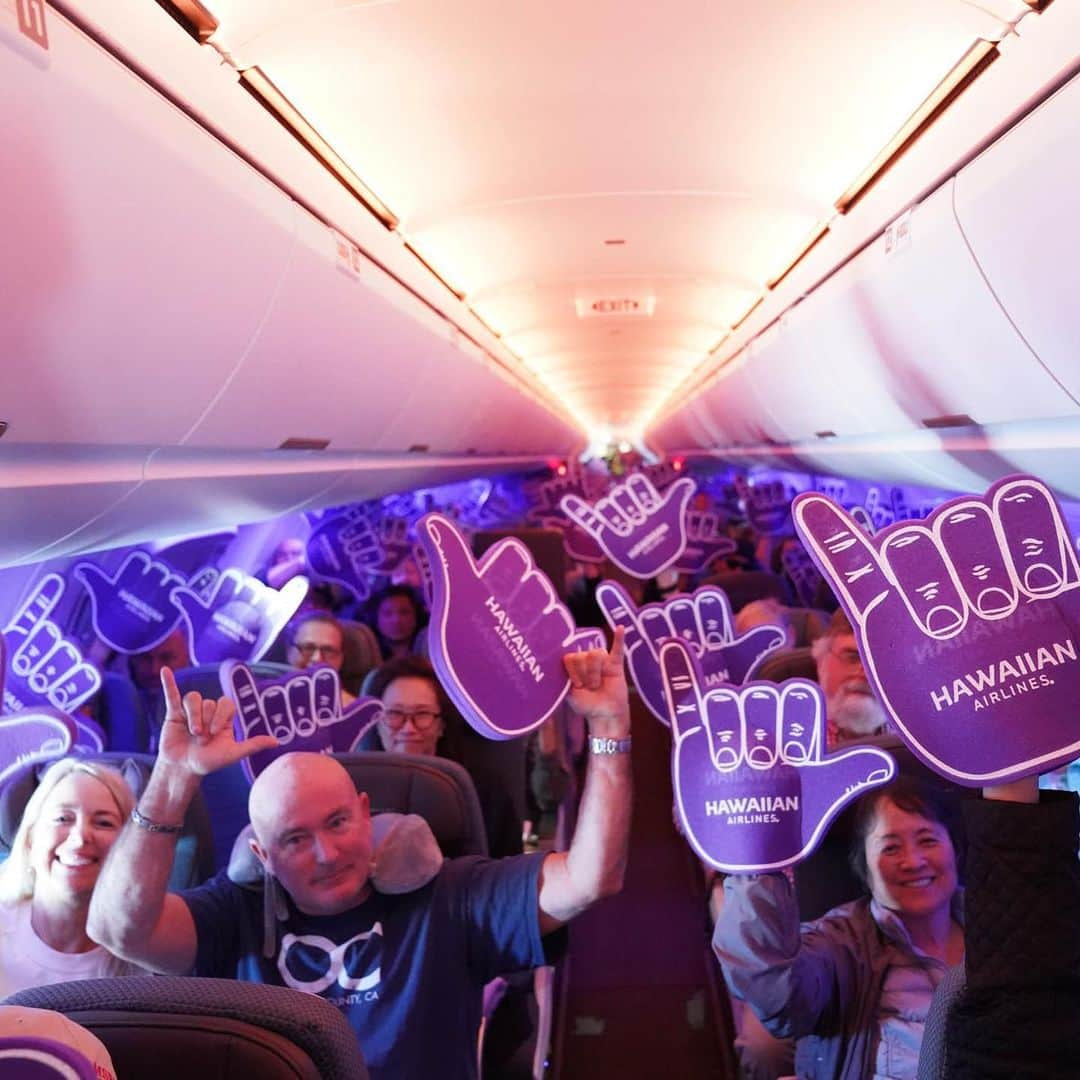 ハワイアン航空さんのインスタグラム写真 - (ハワイアン航空Instagram)「Today we had a few special guests onboard flight 47 to help us surprise our guests. 😁🎉 Everyone received our signature purple foam shakas, while NFL athletes @beastmode and @mpjuiceman handed out Marshawn's favorite game time snack - @Skittles! 🌈 P.S. We also hid certificates for 10,000 HawaiianMiles in five lucky shakas 🤙🏽 Congrats to those who won! . And the fun continues this weekend - we're thrilled to be a sponsor of the @fam1stfam inaugural Hawai‘i Football Camp, a free one-day sports camp for underprivileged youth co-founded by NFL athletes Marshawn Lynch, Josh Johnson and Marcus Peters. . Check out our Instagram stories to see more!」5月9日 8時00分 - hawaiianairlines