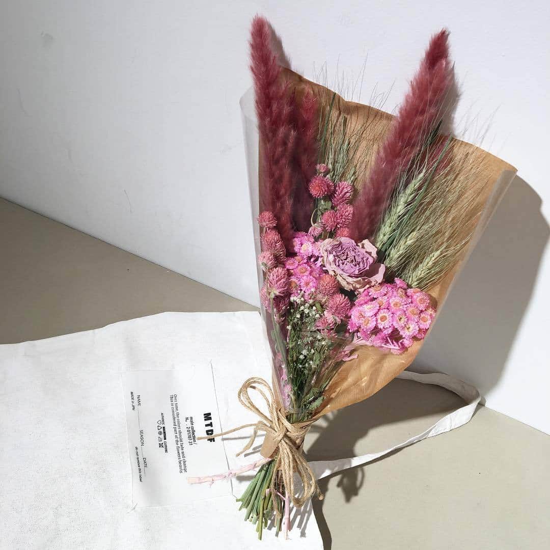 のインスタグラム：「. お誕生日やお祝いごとに花束をプレゼントするのはどう？お部屋に飾ることで、華やかさをプラスしてくれること間違いなしですね。 . MERYでは他にも「かわいい」に近づくさまざまな情報を発信しています。 @mery.beauty コスメ・美容に特化した情報をお届け♡ @mery_spot 話題のカフェやお出かけスポットをご紹介！ こちらもぜひチェックしてみてください！ . . photo by @__n_a_pi07 . #MERY #regram #instagram #photogenic #instagenic #instagood #instalike #flower #pink #bouquet #present #dryflower #花束 #母の日 #母の日プレゼント #プレゼント #誕生日 #お祝い #ドライフラワー #ドライフラワーのある暮らし #花のある暮らし #花のある生活 #日々の暮らし #誕生日プレゼント #お花 #ありがとう #お洒落 #お洒落さんと繋がりたい #MERY女子 #メリー」