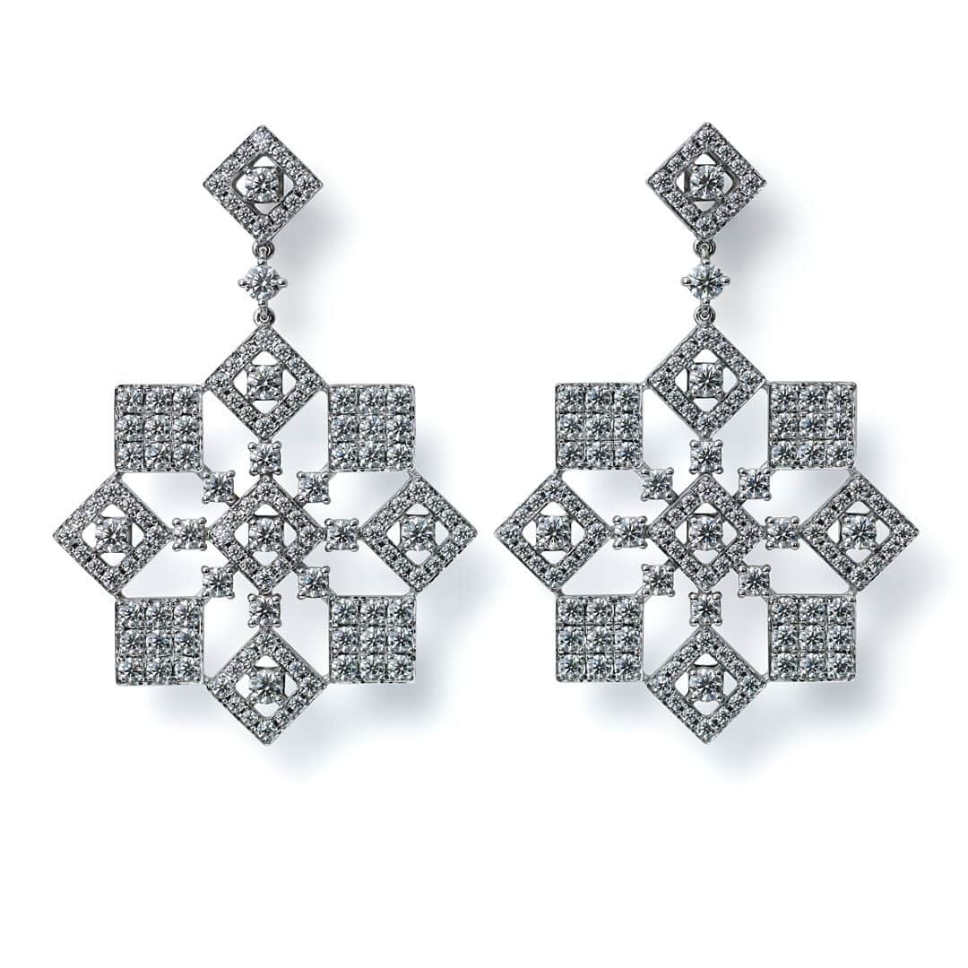 NIWAKAさんのインスタグラム写真 - (NIWAKAInstagram)「White gold and diamond earrings from our Kyokomichi collection. This geometric design is reminiscent of the cobblestone paved streets of the historical areas of Kyoto. #18kWhiteGold #Diamonds #Kyoto #Niwaka #NiwakaCollections #俄 #RedCarpet #VanityFair #FineJewelry」5月9日 8時02分 - niwaka_collections