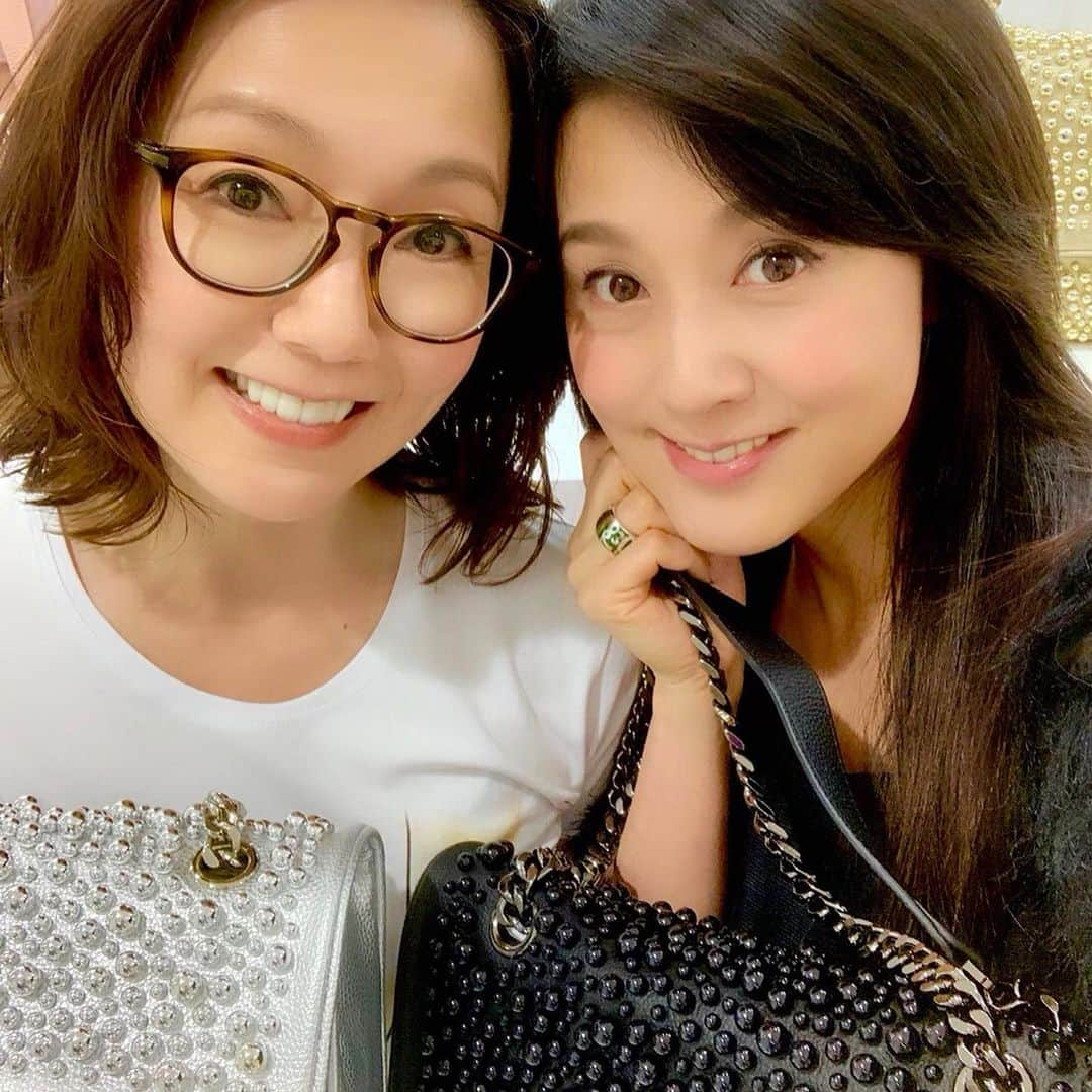 とよた真帆さんのインスタグラム写真 - (とよた真帆Instagram)「藤原紀香ちゃんとお久しぶりにタイミングが合って楽しい時間✨ @miabagjapan へ お揃いのバッグを記念に👜 ドラマで共演して以来だからあっという間に20年過ぎました 紀香ちゃんは私の周りでも5本の指に入る頑張り屋さんで次に明治座の舞台『サザエさん』が控えています✨美しいサザエさん✨観に行くのが楽しみです  #藤原紀香 #サザエさん #青山 #bag #italy」5月9日 8時03分 - maho_toyota