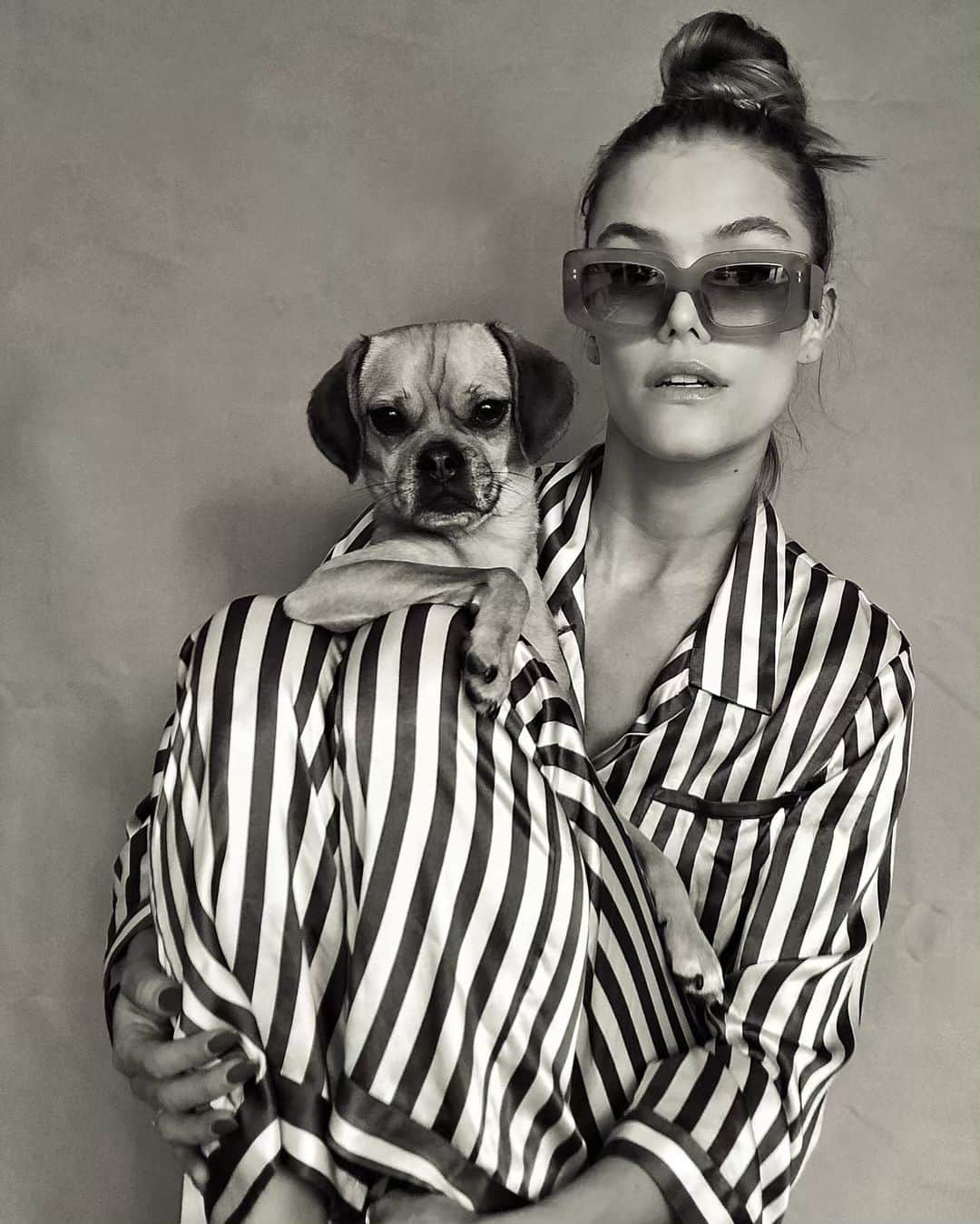 ニーナ・アグダルのインスタグラム：「Her little arm thoooo 😭💗」