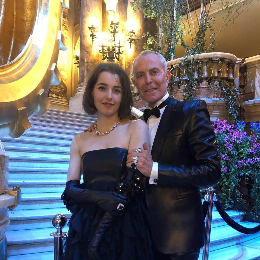 のインスタグラム：「350 ans Opéra garnier “le fantôme de l’opéra” says creative director jean-Claude jitrois @operadeparis #preciosacrystals #crystalsbypreciosa #opera #jitrois #galaonp350 #dress #leather #paris thanks @karlaotto @arop_operadeparis」