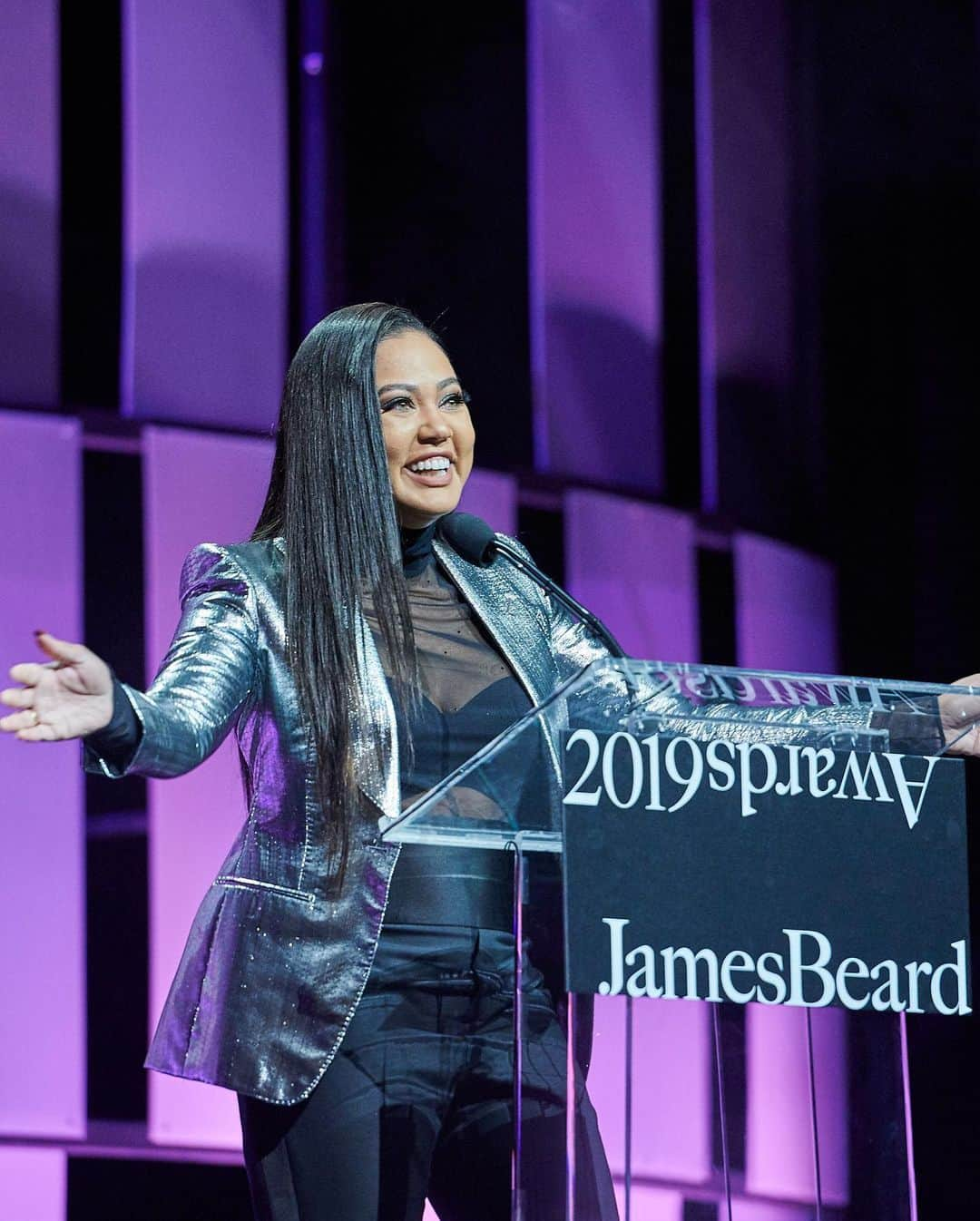 エイヨシャ・カレーさんのインスタグラム写真 - (エイヨシャ・カレーInstagram)「Had the honor and privilege of presenting 4 awards at the annual @beardfoundation awards. To be in a room with so many people I admire, look up to and try and learn from on a daily basis was nothing short of inspiring. Aside from people being honored you could feel and sense the desire for change in the room when it comes to food and how we use it as a vessel to help others. I’m feeling invigorated, inspired and nothing short of blessed! Thank you @beardfoundation for the tremendous experience.」5月9日 8時37分 - ayeshacurry