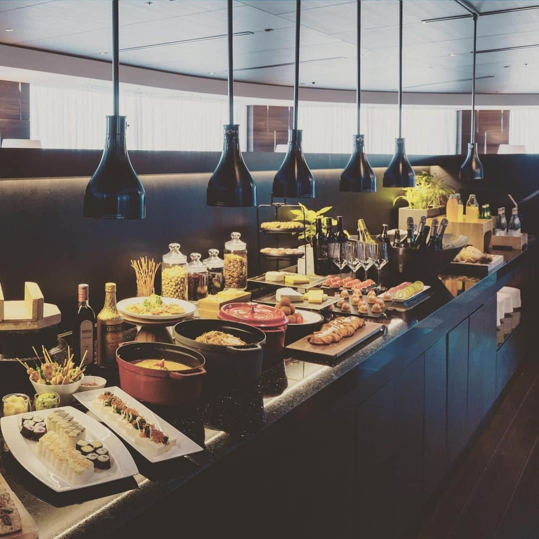 Conrad Osakaさんのインスタグラム写真 - (Conrad OsakaInstagram)「Our Executive Lounge menu has been renewed! Book via conradosaka.com and take advantage of Suite&Executive room 25%OFF sale with Lounge benefit. ・ エグゼクティブラウンジのお料理が一新されました！公式ホームページから、今は２５%OFFでラウンジアクセスが付いたエグゼクティブルームやスイートルームをご予約いただけます。優雅な時間を過ごしにお越しください。 ・ #conradosaka #japan #specialoffer #ExecutiveLounge #コンラッド大阪 #youradressinthesky  #エグゼクティブラウンジ #エグゼクティブルーム #スイートルーム」5月9日 8時37分 - conradosaka