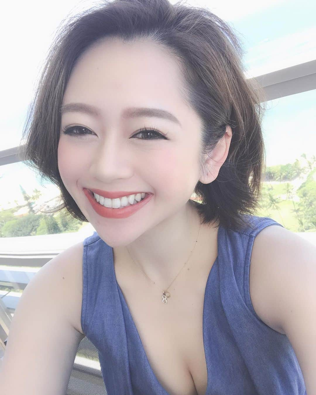 安藤成子さんのインスタグラム写真 - (安藤成子Instagram)「32歳になりました✨ ・ 32歳になって嬉しいとかそんな感情はいよいよ何も起こりませんがw こうして歳を重ねられることに感謝してます✨ ・ BirthdayをこんなにHawaii来てるのにこのタイミングでHawaii来るの生まれて初めてでw ・ そんな日をHawaiiで過ごせること、大好きなおじいちゃんおばあちゃんと一緒にハワイに来れて 一緒に過ごせるこの瞬間の幸せを噛み締めております！ ・ 31歳は後半くらいからいろんなことがあって、友達のみんなに本当支えられてなんとか崩れそうな心を保てられて ・ 32歳を迎えることが出来ました🙌🏻w ・ 生きてると山あり谷ありでいろんなことがあるけど ・ 今日という日を家族でHawaiiで過ごせてそれだけで幸せでもうこれ以上幸せを望むとバチが当たると思ってますww ・ 本当はもう少し望みたいこともあるけどw ・ そんなに幸せを多く望んでどうすんだと、幸せを多く望まないことにしました！ww ・ 伝え方がヘタだけど、w 幸せになりたいとか望むばっかではなく、幸せは目の前にたくさんあるんだって事を１つづつ丁寧に噛み締めて生きたいなと心に思うそんな32歳の幕開けです🤙🏻 ・ これからもいろんな人や物に感謝して愛を持って接して生きたいなと思っております！ ・ 仕事においても今までと変わらずギラギラ回遊魚のように走り回ってこちらは貪欲に頑張っていきます💪🏻w ・ 沢山の人に笑顔を作れるように！！ 日々努力して社員みんながお客様を笑顔に出来るように！ そして社員も笑顔で仕事が出来るように頑張らないと🥴！ ・ とにかく私も毎日笑顔で過ごしていけるように楽しくがむしゃらに私らしく頑張って生きますので皆さまこれからもよろしくお願いします🙇🏻‍♀️✨💞 ・ みんな大好き😘 ・ #happy #birthday #32歳の自撮り #アプリに感謝 #小じわ問題 #家族に感謝 #友達に感謝 #仕事に感謝 #人に感謝 #32歳になりました #毎日笑って過ごせますように #かかってこい本厄」5月9日 8時41分 - seikoando