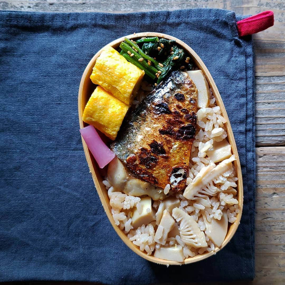 tamiさんのインスタグラム写真 - (tamiInstagram)「* たけのこご飯弁当。 * 鯖の塩焼き、ほうれん草ごま和え。  ピエールがもらってきた筍で筍ご飯。 筍は下処理してあるのをもらうのがいいな……🙈🙊 * がんばれ木曜日～！ #tami弁  #お弁当#bento#lunchbox #わっぱ弁当#旦那弁当#たけのこ #ごはん#食事#暮らし#日々」5月9日 8時45分 - tami_73