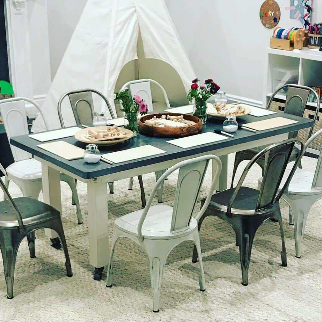 エリザベス・バークレーさんのインスタグラム写真 - (エリザベス・バークレーInstagram)「Does it #sparkjoy for anyone else when they set up a beautiful #craft #table for a group of #kids to get to #create?? 🙋🏼‍♀️😅🥰🙏🏼❤️ By the way, this happens to be a very neat and organized version set up for a class. Other times it’s free flowing and messy. BOTH are amazing for creativity.  #restorationhardware #art #fun #love #friends #beautifuloops #connection #handmade Thank u @katiedolen 🌸💐」5月9日 8時47分 - elizberkley