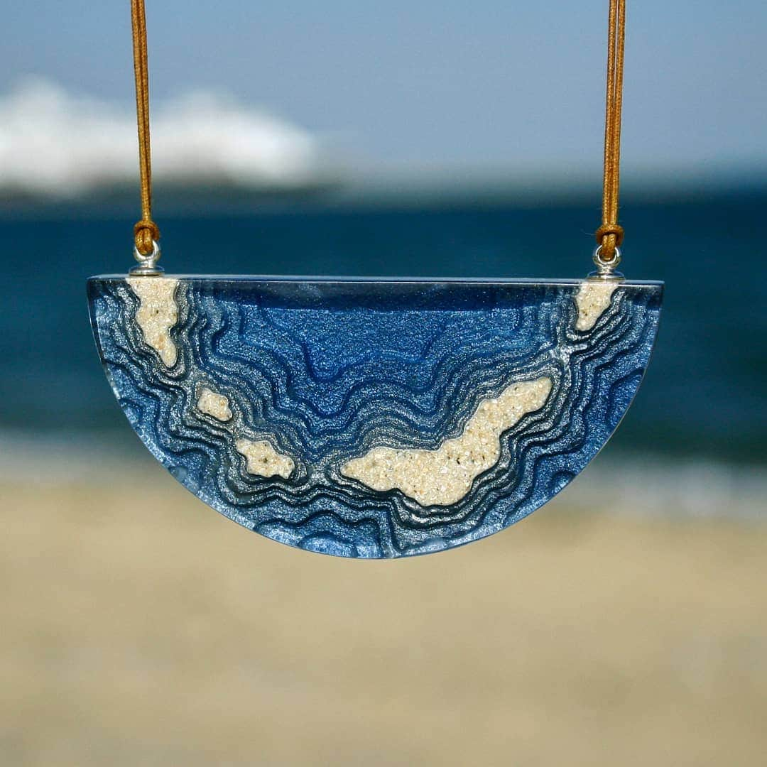 Britta Boeckmannのインスタグラム：「Can you figure the name of the necklace out without knowing? 😁😁 #boldb #boldbdesign #necklace #pendant #jewelry #jewellery #beach #ocean #beachjewelry #statementjewelry #statementnecklace」