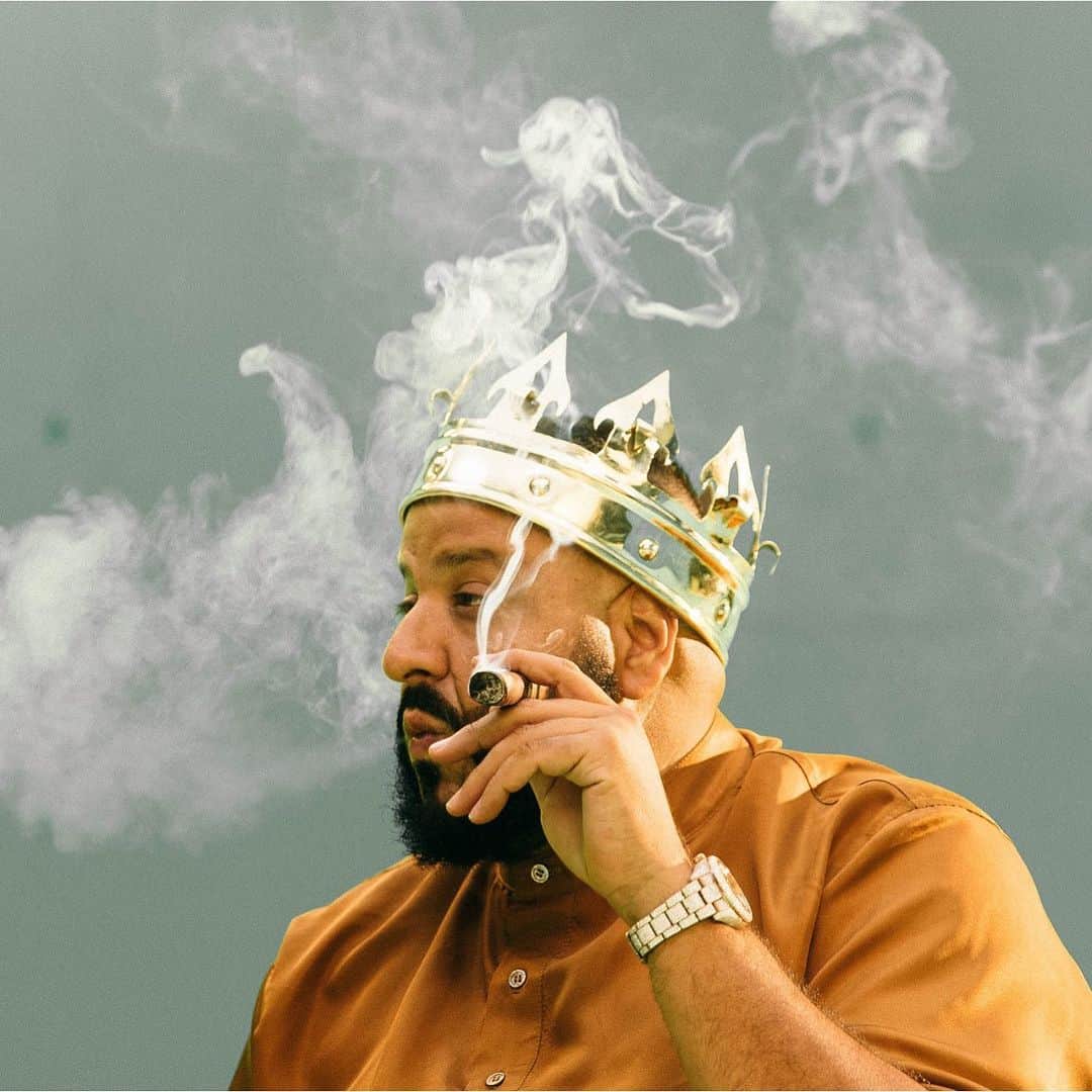 DJキャレドさんのインスタグラム写真 - (DJキャレドInstagram)「I’mA show you how to ROLL AN ALBUM OUT.  When FATHER OF ASAHD ARRIVES MAY 17 . The bar going BE set HIGH REAL HIGH .  Yours truly, Khaled Khaled! ASAHD FATHER !  THE FATHER OF ASAHD ! 🦁🔑🤲🏽 @wethebestmusic @rocnation @epicrecords」5月9日 8時48分 - djkhaled