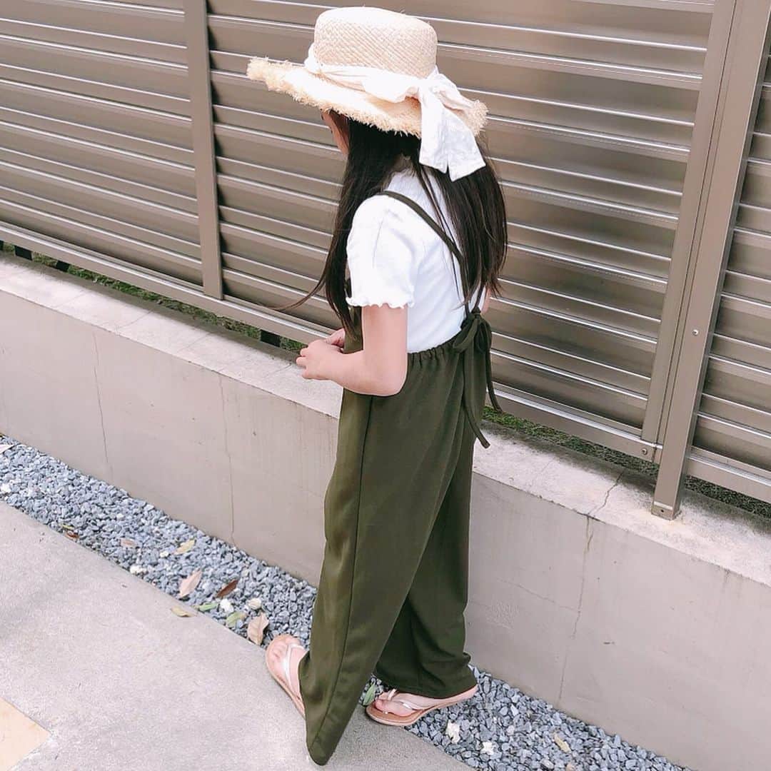 Kikuno Sayumiさんのインスタグラム写真 - (Kikuno SayumiInstagram)「〻salopette〻 ・ ・ ・ 2人で#サロペット コーデ𓂃 ・ これで娘ロング時代の写真終わり💇‍♀️ ・ 髪短いのほんっと楽！シャンプー早いしドライヤーの時髪絡まないし👌 ・ ・ 私のコーデは上下 @titivatejp ・ トップスは#マットラバープリントロゴTシャツ サロペは#シンプルワイドパンツオールインワン Mブラックだよ。 ・ 娘は全身 @grbirthday のもの。 ・ フリンジでベージュのリボンの麦わらを探していてドンピシャなものを見つけた😍私もこんなの欲しい！と探しているけどなかなか見つからない。 ・ サロペとインナーはセットでかなり安かった！やっぱバースデー好き。 ・ ・ ・ 👩 tops&bottoms▶ @titivatejp hat▶ @override_official shoes▶ @a_trend_ld bag▶ @katrin_tokyo piece▶ @enappi_148 ・ 👧 tops& bottoms&hat▶ @grbirthday sandal▶ @ciaopanictypy ・ ・ ・ #ファッション#コーデ#fashion#ママ#ママコーデ#あおちゃんコーデ #プチプラコーデ#大人カジュアル#ヘアアレンジ#大人可愛い#ジユジョ#chao_app#패션스타그램#옷스타그램#오오티디#シンプルコーデ#158cmコーデ #158cm #マタニティコーデ #親子リンクコーデ #ぷんにー#妊娠7ヶ月#titivate #titivatestyle #ティティベイト#ビーサン#麦わら帽子コーデ」5月9日 8時53分 - sayumikikuno