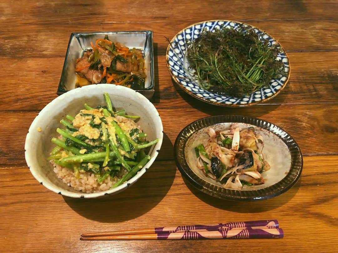 藤田敦子さんのインスタグラム写真 - (藤田敦子Instagram)「ㅤㅤㅤ ㅤㅤㅤ 【Dinner】 やっと南蛮漬け食べきった…ぜえぜえ😂 Weekdayが朝早起きだと (とはいえ5時起き、言うほど早くないか😂) 外食ははどうしても週末のみ。 でも帰宅が21時とかになるともう 作るのまじめんどいよねねね😭 ㅤㅤㅤ 前日と代わり映えしない夜ごはんは 玄米に卵と小松菜雑に焼いたの乗せてみた。 残り物の鯵の南蛮漬け。 あとは @yukiya.terai に勧められて @yaoyasuika_yokohama で購入したちびっ子人参を 魚グリルで焼き、 #うさぎ農園 の生姜焼きのタレかけて。 新玉ねぎとセロリの揚げナスポン酢は ポン酢が酸っぱいから少し甜菜糖足したら美味しかった💕 @usagifarm_ai から教わったレシピ♪ 赤がないのよね、赤が…🧐 ㅤㅤㅤ 箸置きないところ、余裕のなさが出てるね😂」5月9日 8時54分 - blenda0305