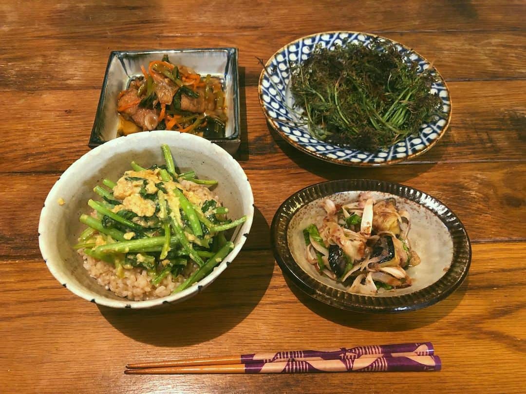 のインスタグラム：「ㅤㅤㅤ ㅤㅤㅤ 【Dinner】 やっと南蛮漬け食べきった…ぜえぜえ😂 Weekdayが朝早起きだと (とはいえ5時起き、言うほど早くないか😂) 外食ははどうしても週末のみ。 でも帰宅が21時とかになるともう 作るのまじめんどいよねねね😭 ㅤㅤㅤ 前日と代わり映えしない夜ごはんは 玄米に卵と小松菜雑に焼いたの乗せてみた。 残り物の鯵の南蛮漬け。 あとは @yukiya.terai に勧められて @yaoyasuika_yokohama で購入したちびっ子人参を 魚グリルで焼き、 #うさぎ農園 の生姜焼きのタレかけて。 新玉ねぎとセロリの揚げナスポン酢は ポン酢が酸っぱいから少し甜菜糖足したら美味しかった💕 @usagifarm_ai から教わったレシピ♪ 赤がないのよね、赤が…🧐 ㅤㅤㅤ 箸置きないところ、余裕のなさが出てるね😂」