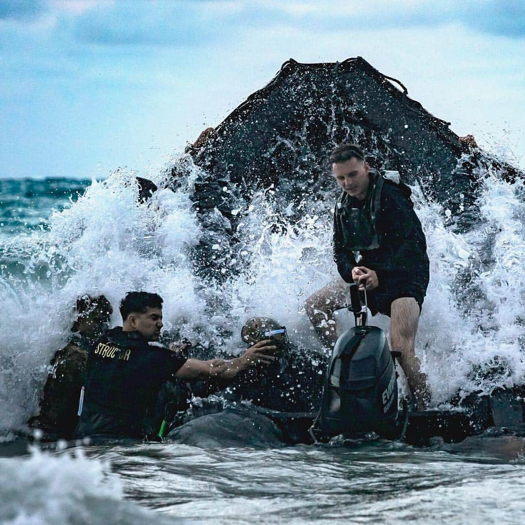 アメリカ海兵隊さんのインスタグラム写真 - (アメリカ海兵隊Instagram)「Wave Check  Marines conduct a surf passage training event during a Radio Reconnaissance Operator Course @mcb_hawaii, May 2, 2019. (U.S. Marine Corps photo by Cpl. Luke Kuennen)  #USMC #Marine #MarineCorps #MarineLife #Military #Yut #SemperFi #Rah #Hawaii #MCBH #Hilife #Hightide #Amphibious #Surfsup #Wave #Wavecheck」5月9日 9時00分 - marines