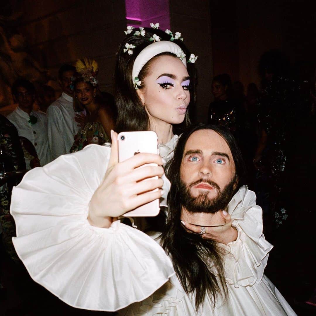 Vogue Beautyさんのインスタグラム写真 - (Vogue BeautyInstagram)「The hottest selfie at the #MetGala was with @jaredleto's head—and @lilycollins nailed the shot. Photographed by @arnold_daniel」5月9日 9時11分 - voguebeauty