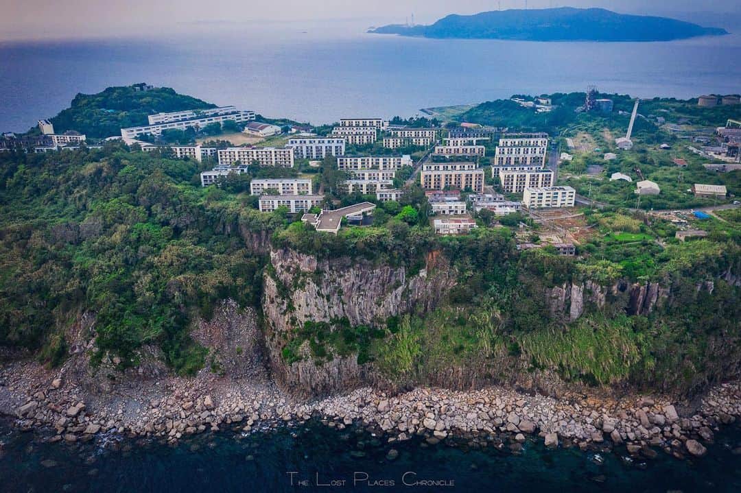 のインスタグラム：「precipitous cliff 𓆲 𓆲 𓆲 #droneoftheday #djimavicpro #djiglobal #drone #dronephotography #dronestagram #dji #topdronephotos #fromwhereidrone #wedroneasia #droneosoar #skyhilife  #japan_urbex #JJ_URBEX #jp_gallery #kf_urbandonedmasks #KINGS_ABANDONED #m3xtures #Meistershots #moodygrams #nature_takes_over #natures_reclaim #ominous_perfection #pr0ject_uno #rsa_preciousjunk #savethedecay #sfx_decay」
