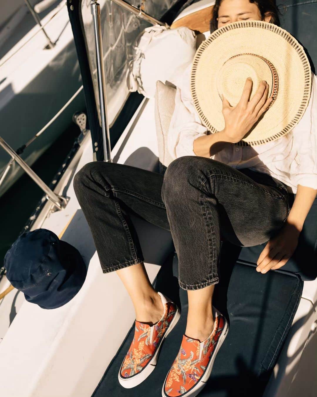 シービーズのインスタグラム：「Summertime feeling in our new Magnum Hawthorne Slip Ons 🌴」
