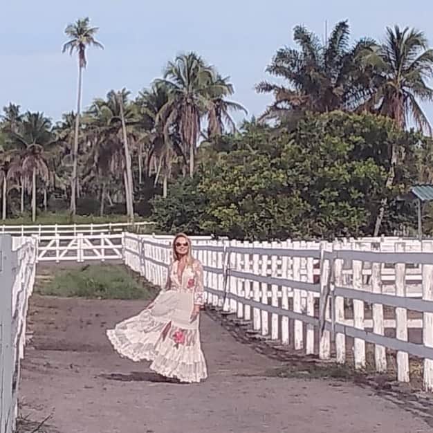 Eliana Michaelichin Bezerraのインスタグラム：「Dia abençoado. Vestido @anticasartoria para @dolcemarebrasil. Estilo @thidyalvis Beleza @edyglamour」