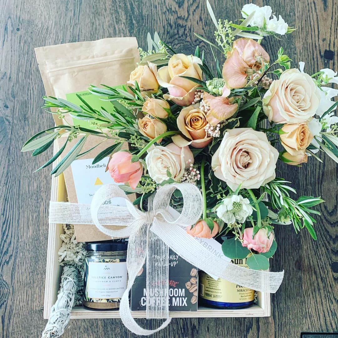 ケイティ・キャシディさんのインスタグラム写真 - (ケイティ・キャシディInstagram)「Thank you @paige for this beautiful Gift Box! 💗💕💗 by: @valleybrinkroad I LOVE flowers, coffee & sage!」5月9日 9時14分 - katiecassidy