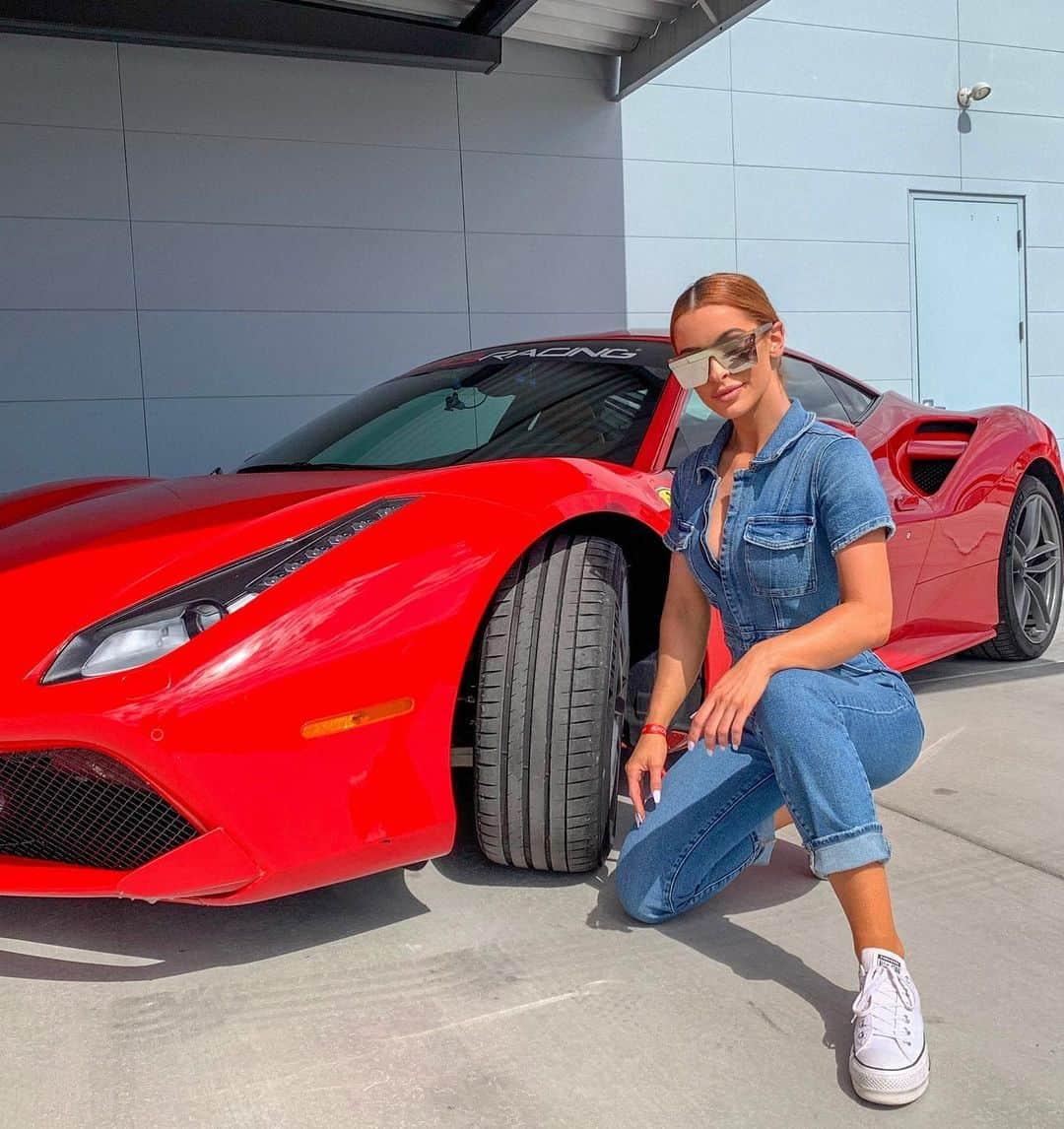 エリー・ゴンサルヴェスさんのインスタグラム写真 - (エリー・ゴンサルヴェスInstagram)「What you do with your girl in @Vegas when she’s too fast, too furious 😆 took this whip around the track in 57.890“ @ExoticsRacing #NonStopVegas」5月9日 9時16分 - ellie_gonsalves