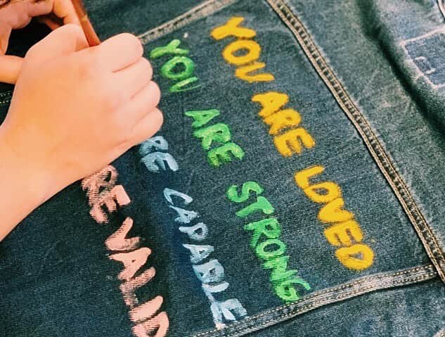 American Eagleさんのインスタグラム写真 - (American EagleInstagram)「You are loved. You are capable. You are strong. You are valid. Check out stories to learn more about #AExMECouncil member @gabbyfrost and her nonprofit @buddyproject 💚#mentalhealthmonth」5月9日 9時22分 - americaneagle