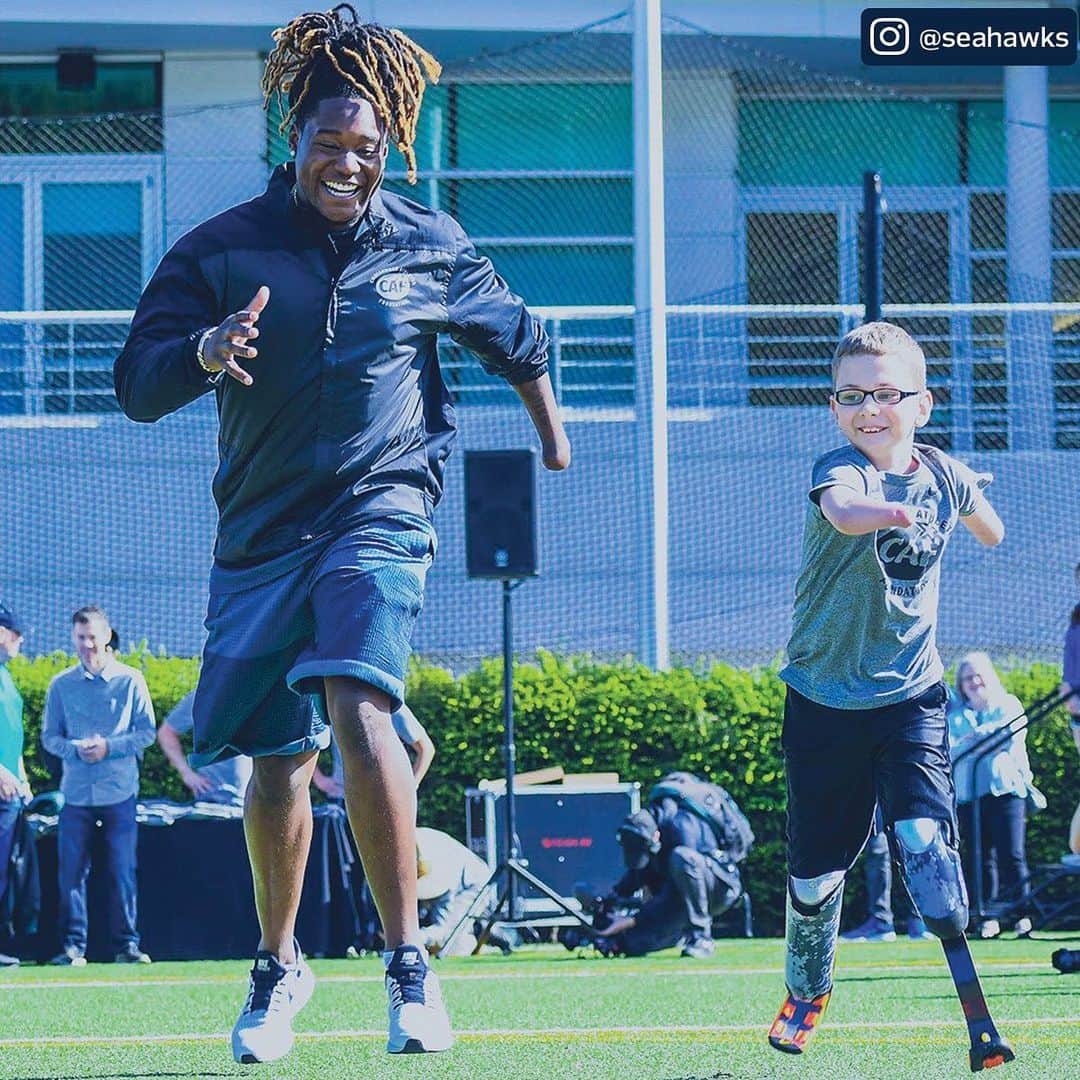 NFLさんのインスタグラム写真 - (NFLInstagram)「@shaquem_griffin surprised 10-year-old Izzy Turkington with a brand new pair of running prosthetics. 💯 (via @seahawks)」5月9日 9時23分 - nfl