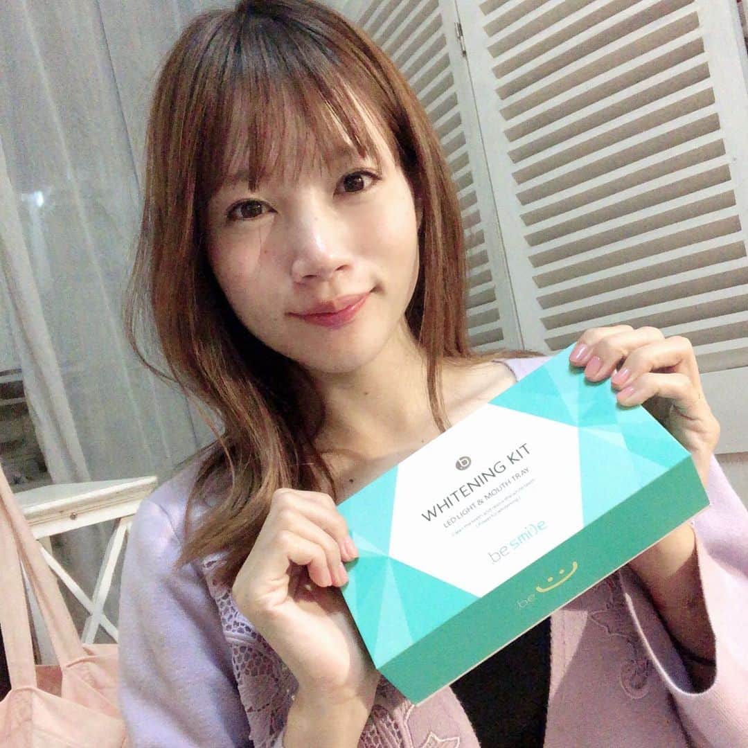 のインスタグラム：「✨ ホームホワイトニング中💜 ニコちゃんマークが可愛いね☺️ ホワイトニング、絶対にした方が良いと思いつつ通う時間がないのでホームケアにしました⭐︎ ・ ジェルを塗って、LEDライトをつけて咥えて、自然に10分待つとライトが消えるので終わりという簡単なセットです💜 マウスピースはLEDライト本体から外せるのでちゃんと洗えて衛生的✨ 私は歯並びが良いわけではないので矯正も考えているのですが歯が白ければ口元の清潔感は大分改善すると思い、まずはホワイトニングをがんばろうと✨ 目指せ綺麗な歯✨目指せ清潔感のある笑顔👼✨ ・ #ビースマイル #pr #ホワイトニング #白い歯 #ホームホワイトニング #きれいな歯 #美活 #30代美容」