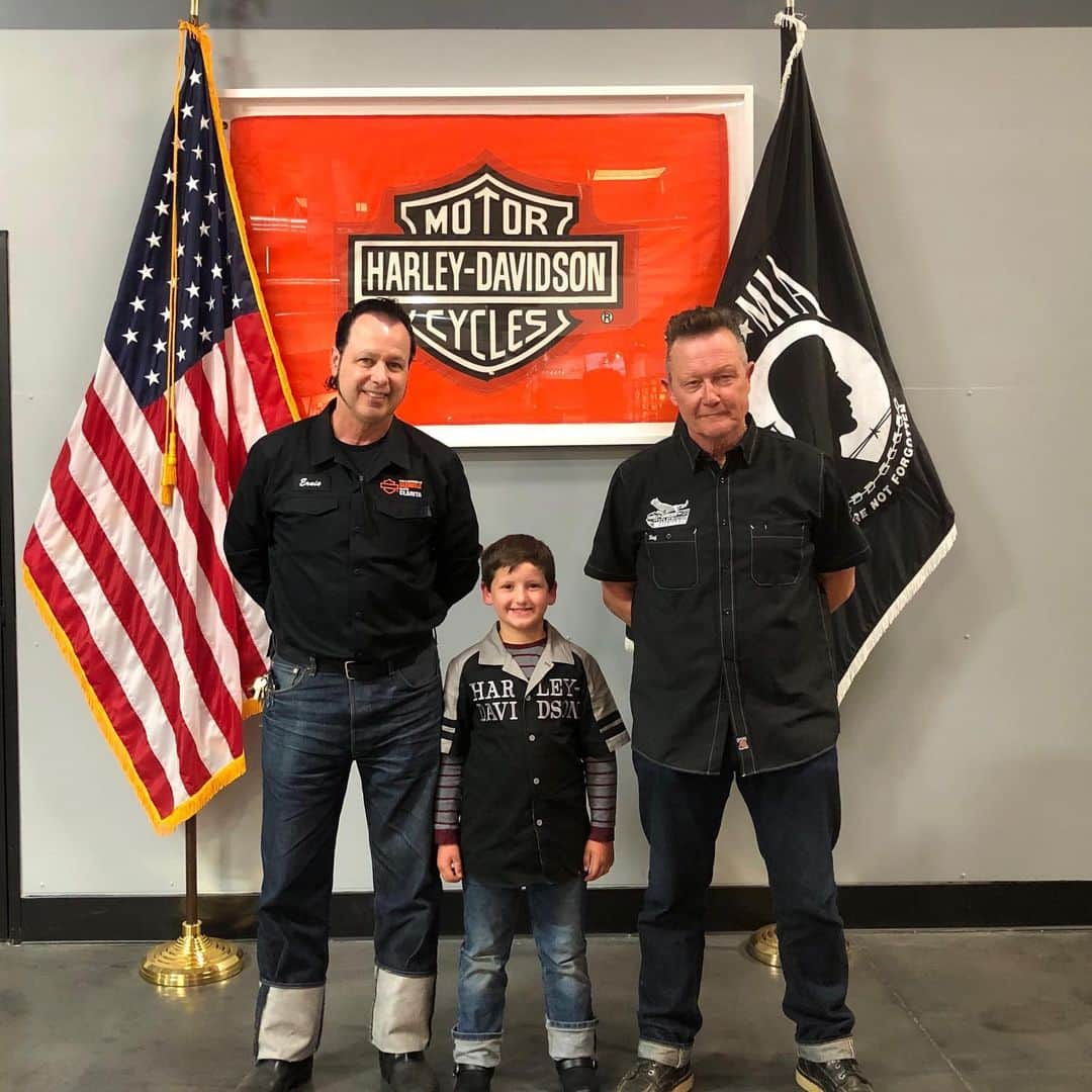 ロバート・パトリックさんのインスタグラム写真 - (ロバート・パトリックInstagram)「Ernie Snare and I taught our young friend and future rider to cuff his jeans today @santaclaritaharley」5月9日 9時54分 - ripfighter