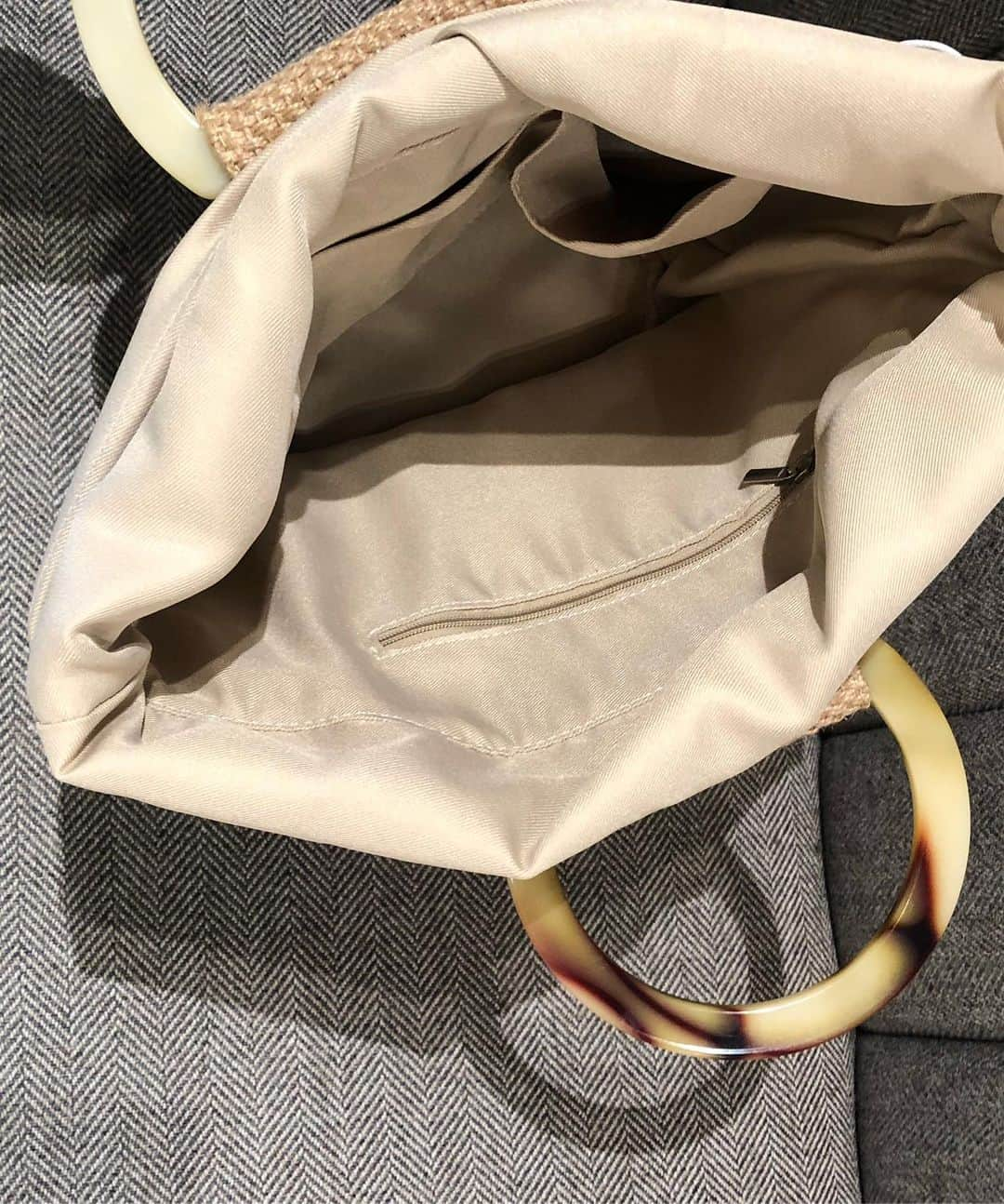 佐野真依子さんのインスタグラム写真 - (佐野真依子Instagram)「■Snatched Bag ￥6,912 POPUPでも大人気だった ラフィア素材に べっ甲柄ハンドルを合わせた ハンドバッグ❤︎ Coordinateのポイントに なってとっても可愛い❤︎ 巾着タイプで 荷物の出し入れも楽に、 中身が見えないし たくさん入ります❤︎ BLACK/BEIGEの２色❤︎ すぐに届く商品です❤︎ @trunc88_official  #trunc88」5月9日 9時53分 - sanomaisanomai