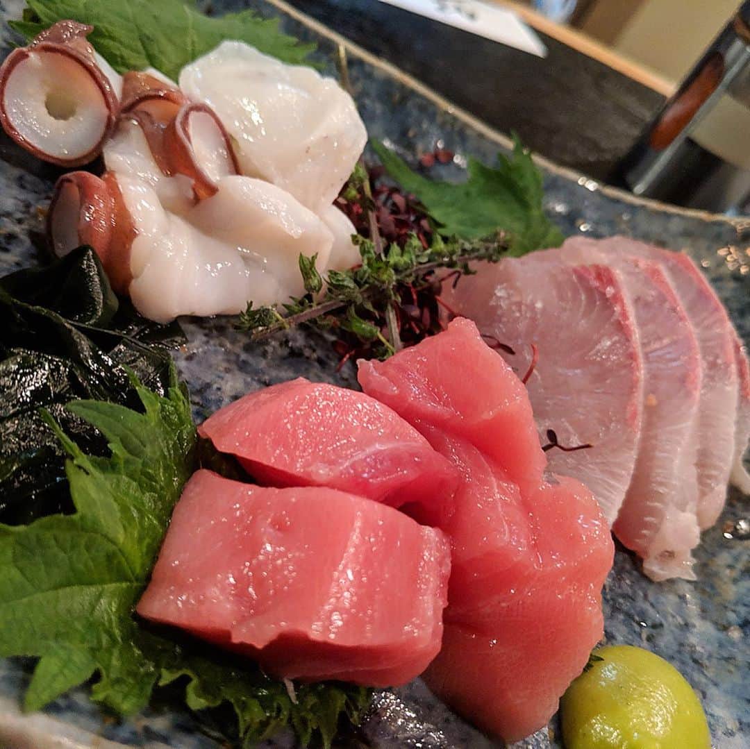 のインスタグラム：「お刺身系鮮度抜群のコスパ高🙆‍♀️ 白金高輪『どんどん 本館』 ・ お刺身は分厚く切ってあり、タコは吸盤も大きく柔らかい😍 ・ たけのこ、ふきのとう、タラの芽と旬の天ぷらも沢山！！ 衣にしっかり味がついてて、そのままで美味しい(*^^*) ・ 好き過ぎるお店＆いつも満員だから あえてここ載せる時はハッシュタグと位置情報はなしで✨ だけど美味しいからつい載せたくなるお店😂🙈 ・ #白金高輪グルメ #コスパ高 #海鮮 #お刺身 #刺身 #さしみ #sashimi  #マグロ #タコ #居酒屋 #めぐログ_白金高輪 #dinner #お刺身盛り #食 #pixelで撮影」